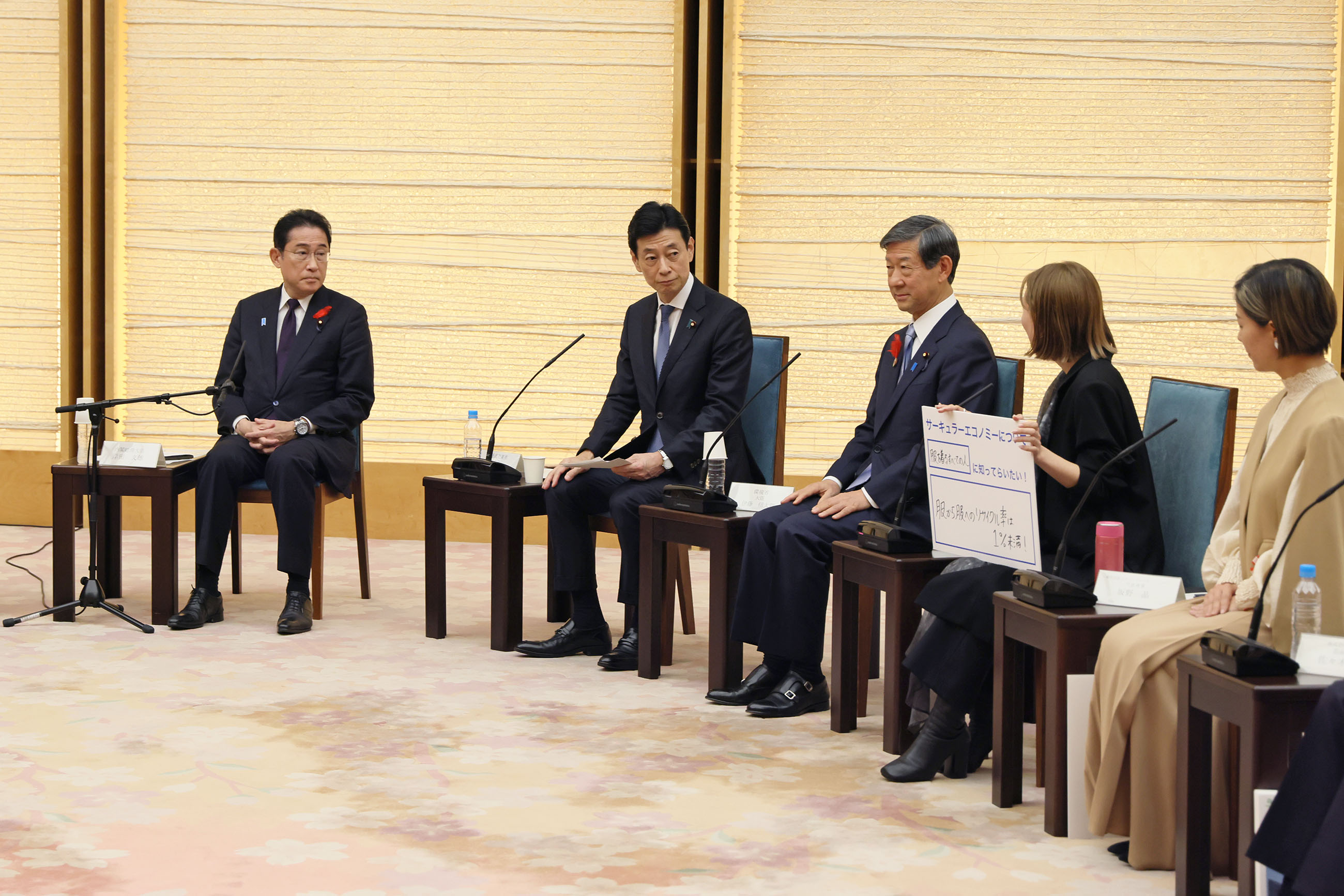 車座対話で話を聞く岸田総理２