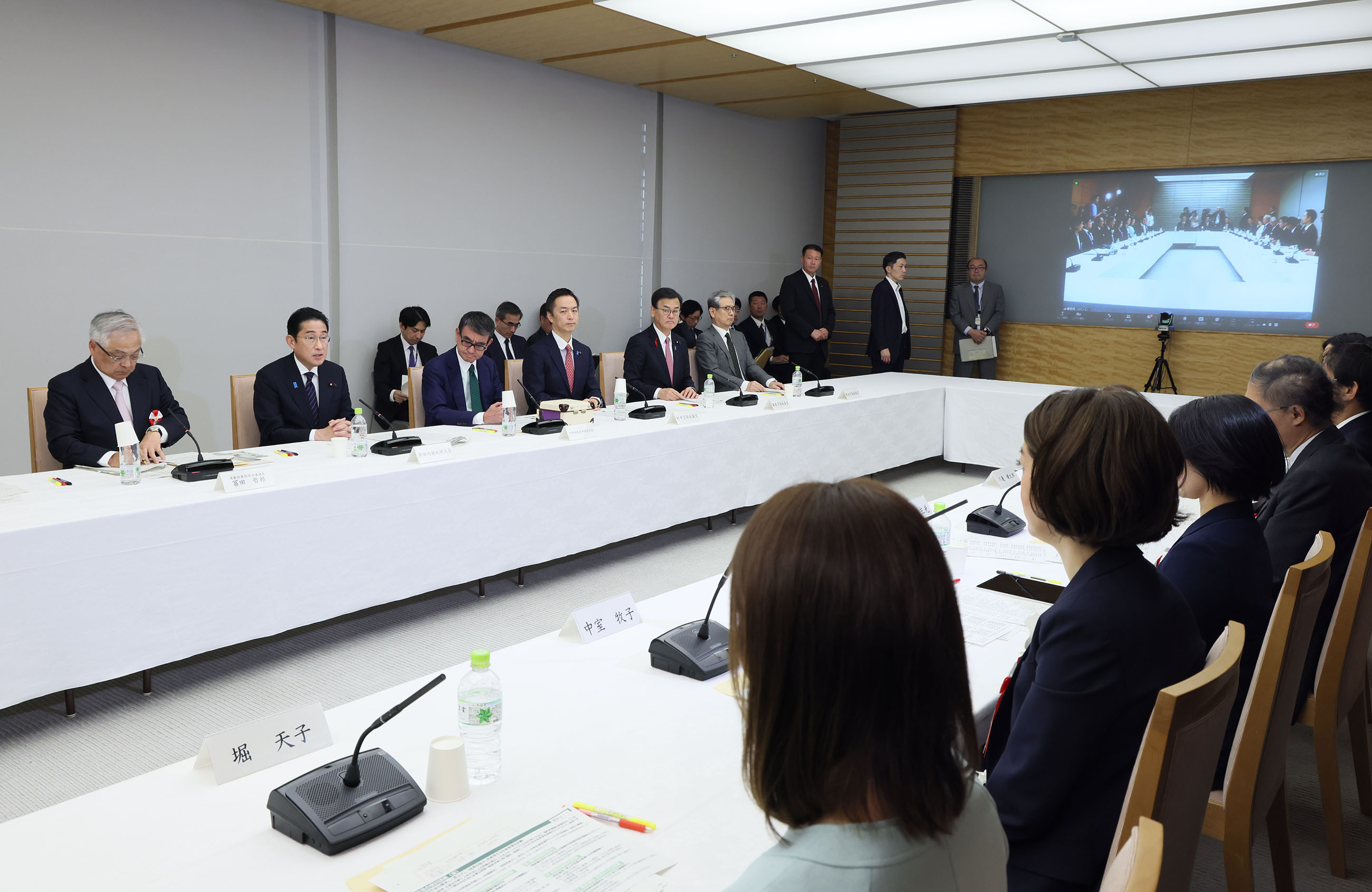 会議のまとめを行う岸田総理２