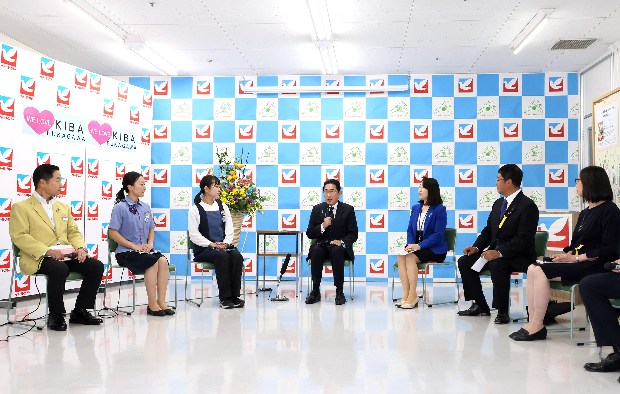 車座対話で話をする岸田総理１