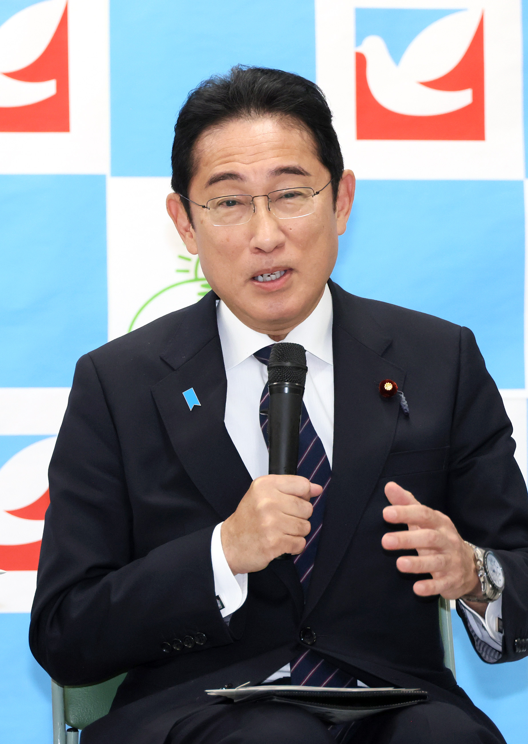 車座対話で話をする岸田総理２