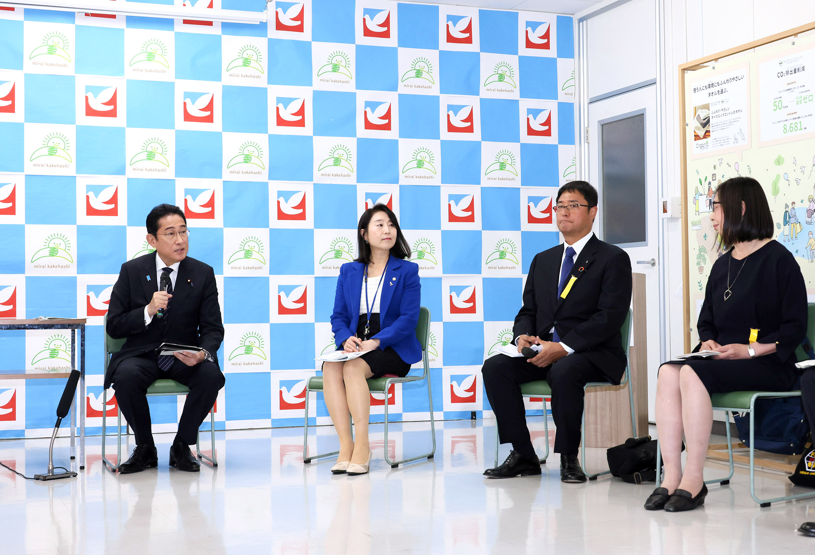 車座対話で話をする岸田総理４