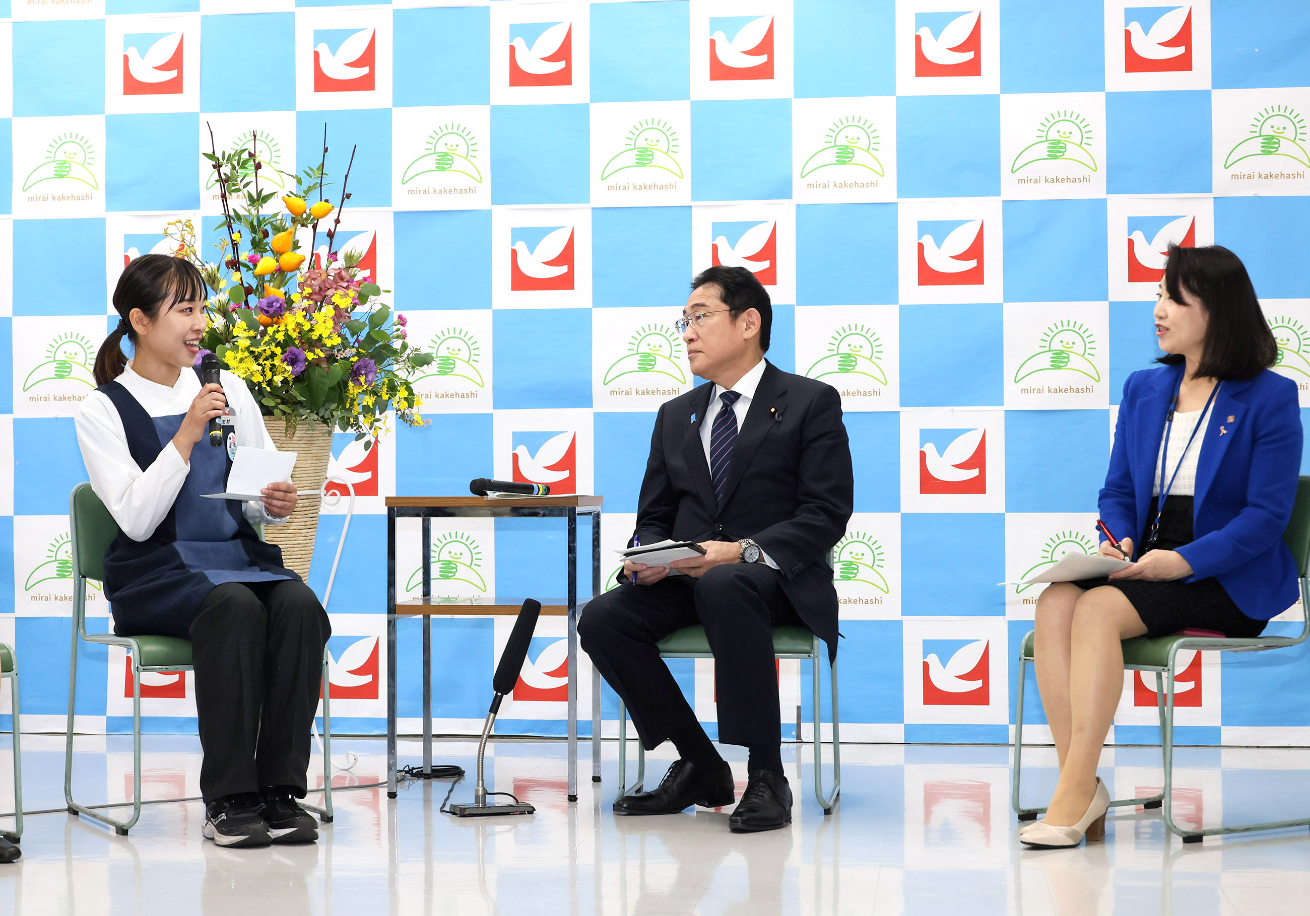 車座対話で話を聞く岸田総理１