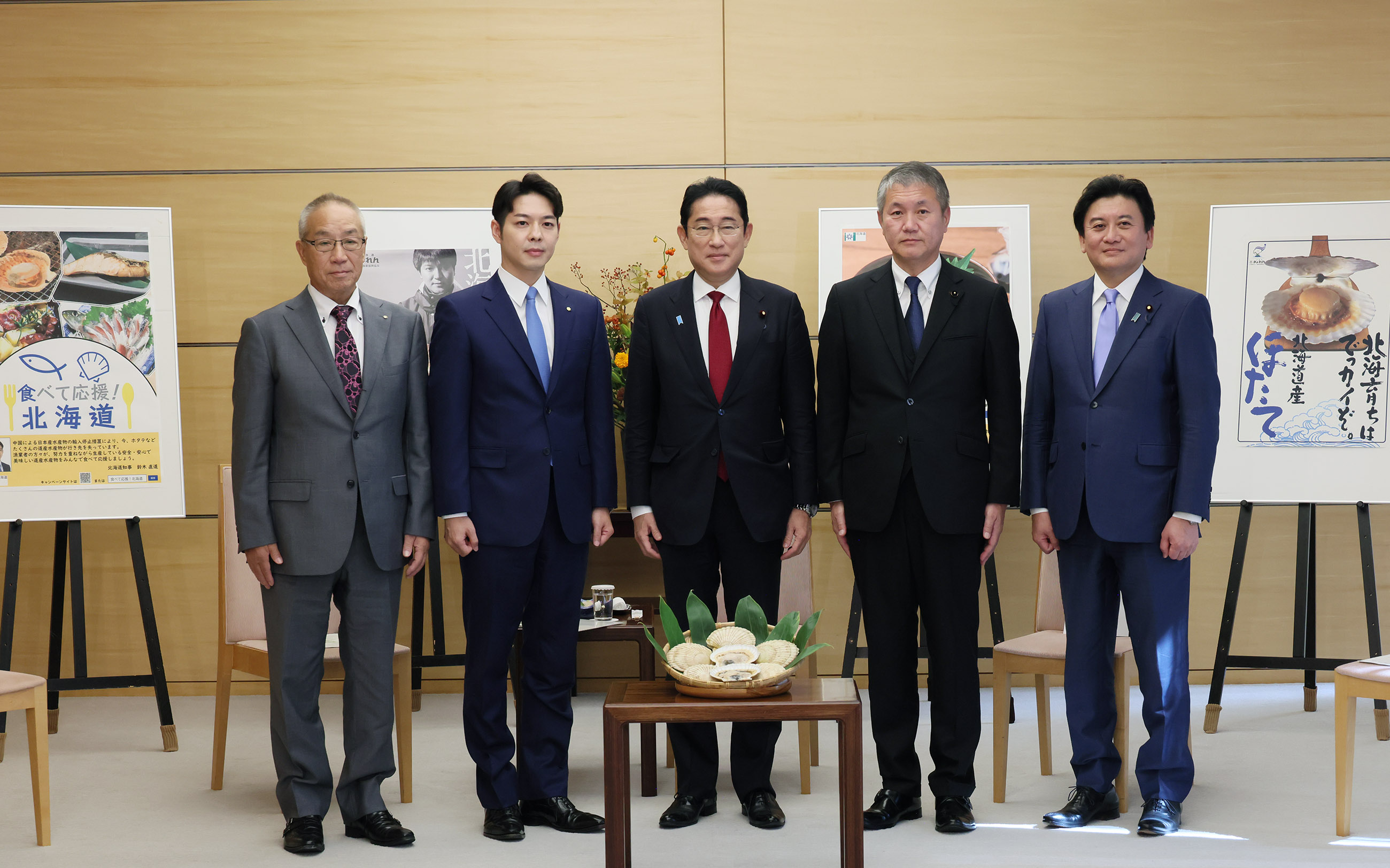 贈呈を受ける岸田総理１