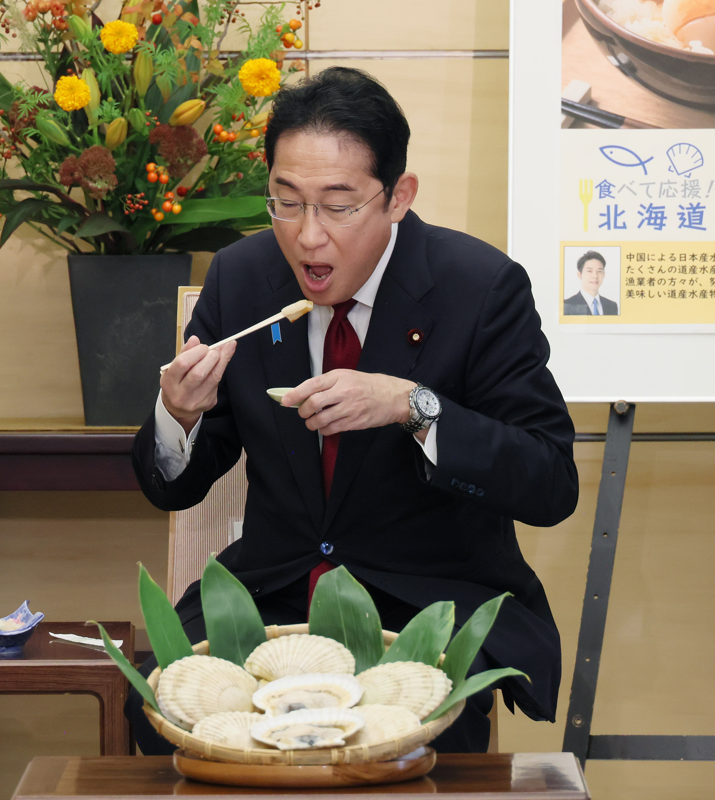 贈呈を受ける岸田総理２