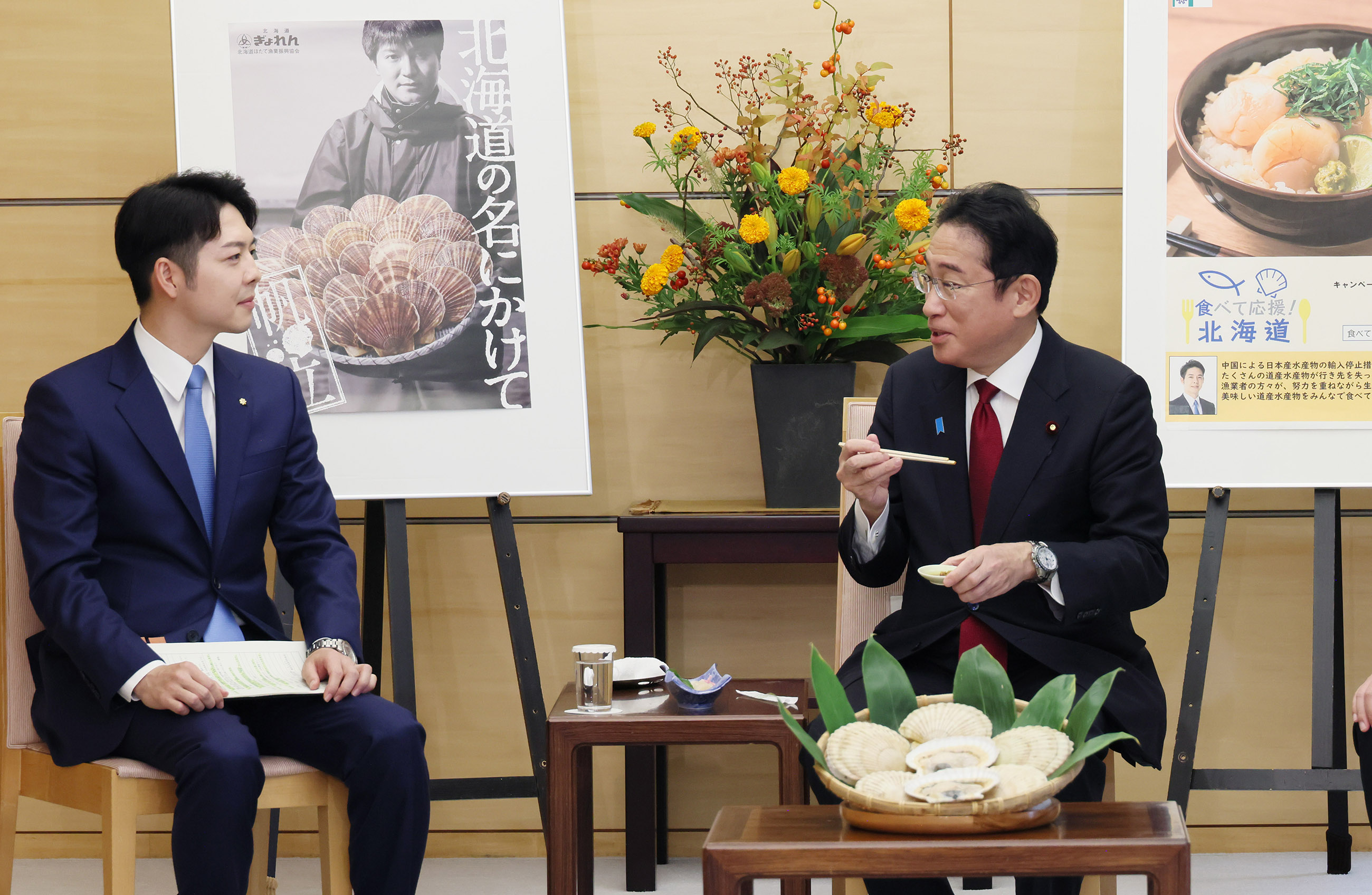 贈呈を受ける岸田総理３
