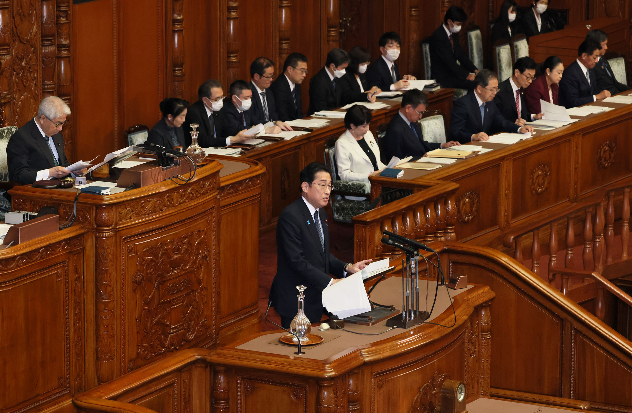 参議院本会議で所信表明演説を行う岸田総理１
