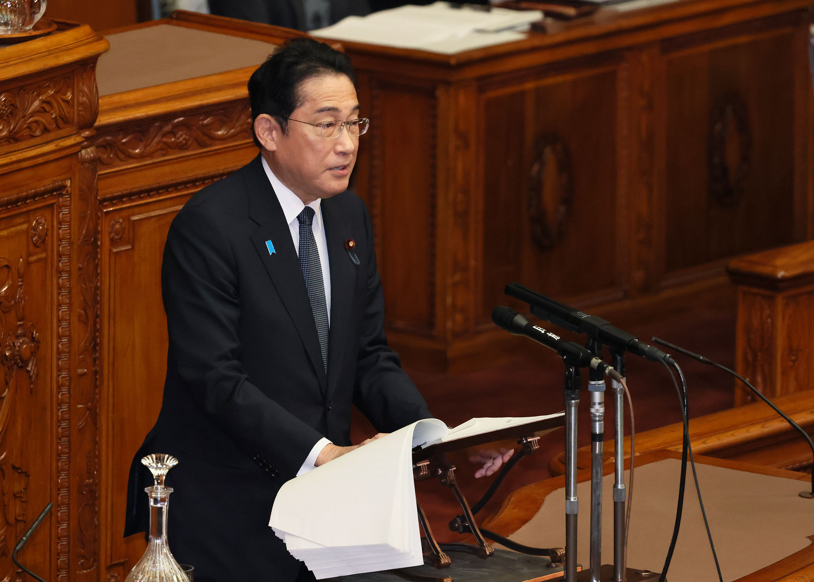 参議院本会議で所信表明演説を行う岸田総理２