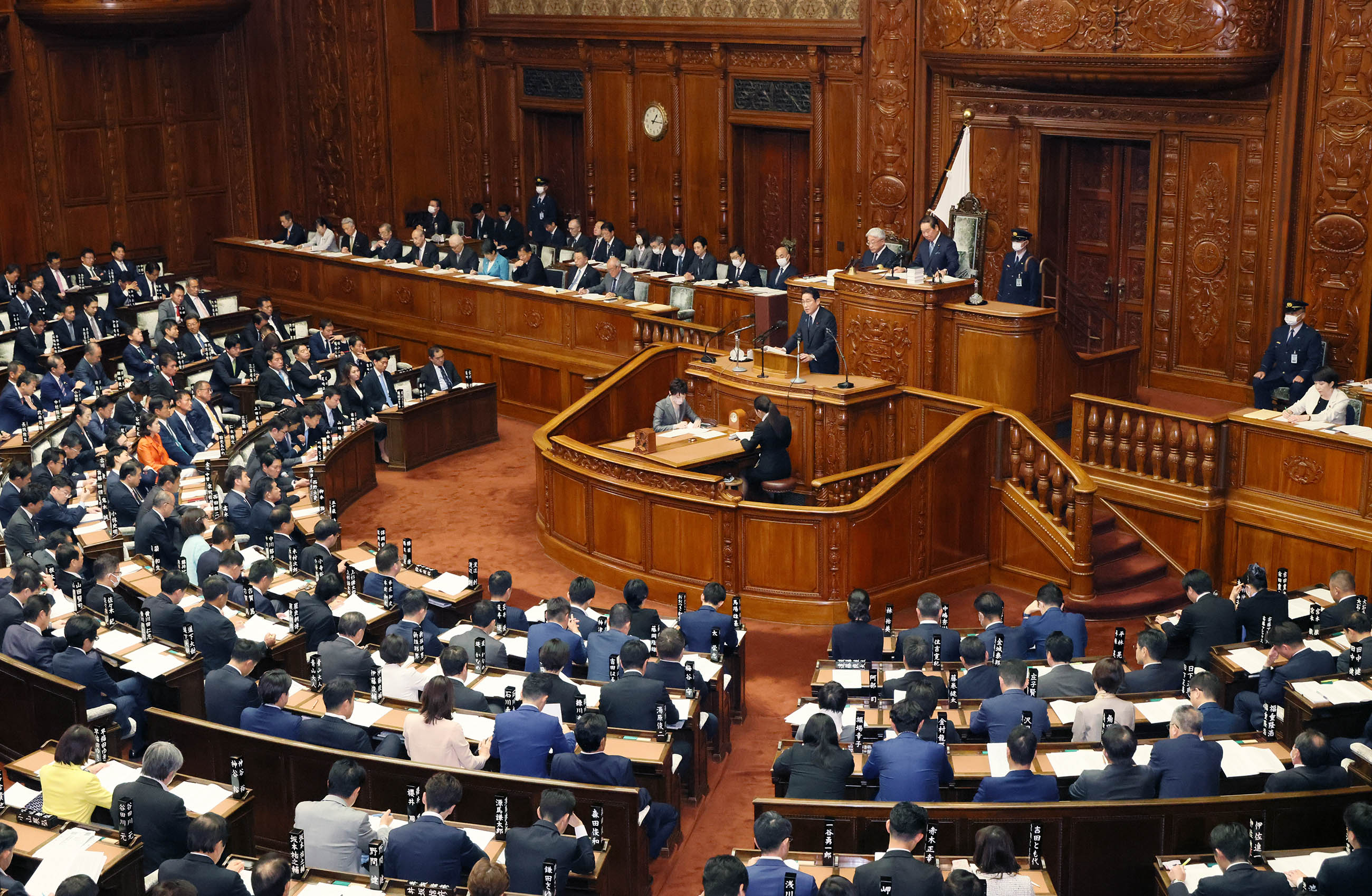 衆議院本会議で所信表明演説を行う岸田総理１１