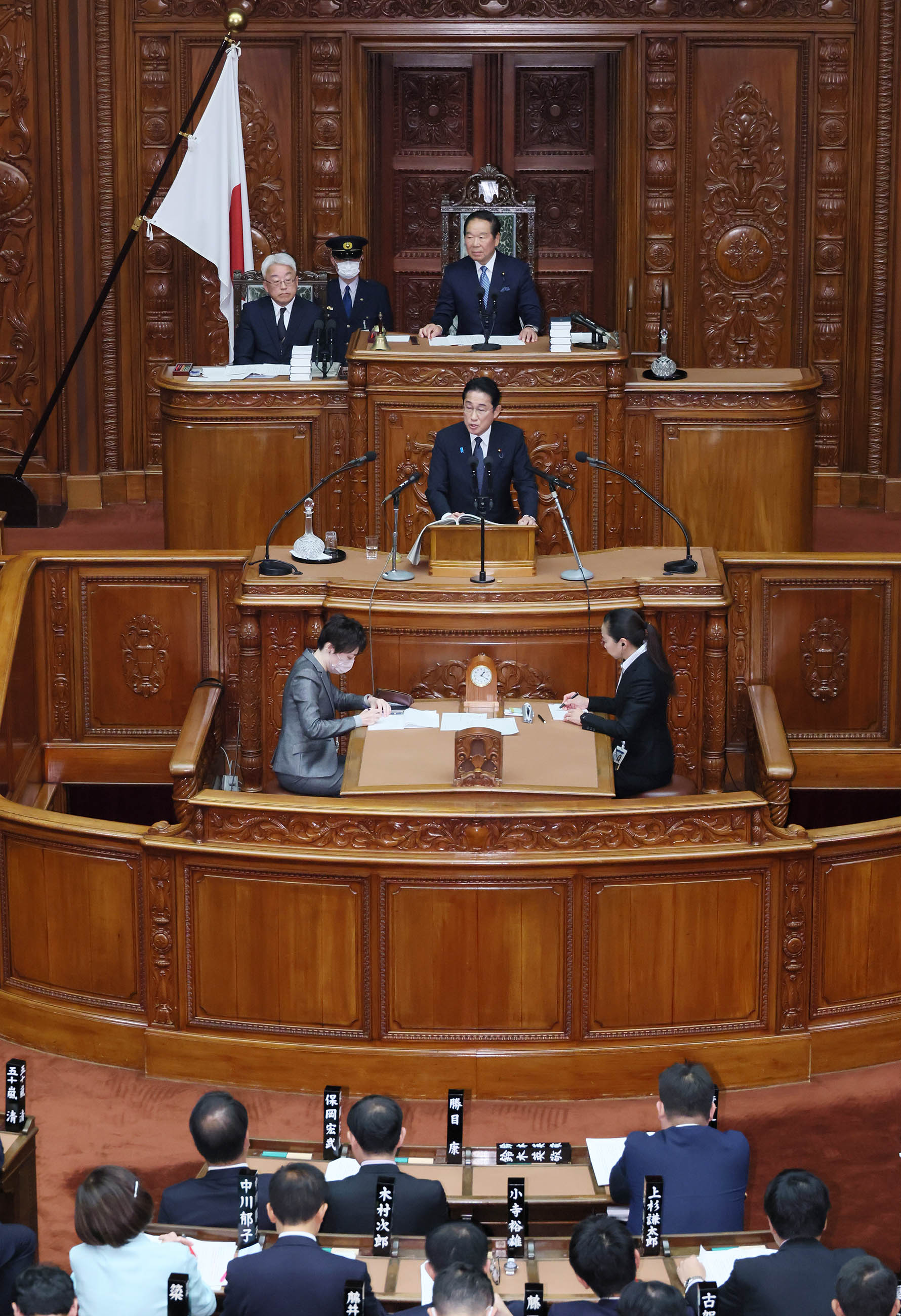 衆議院本会議で所信表明演説を行う岸田総理７