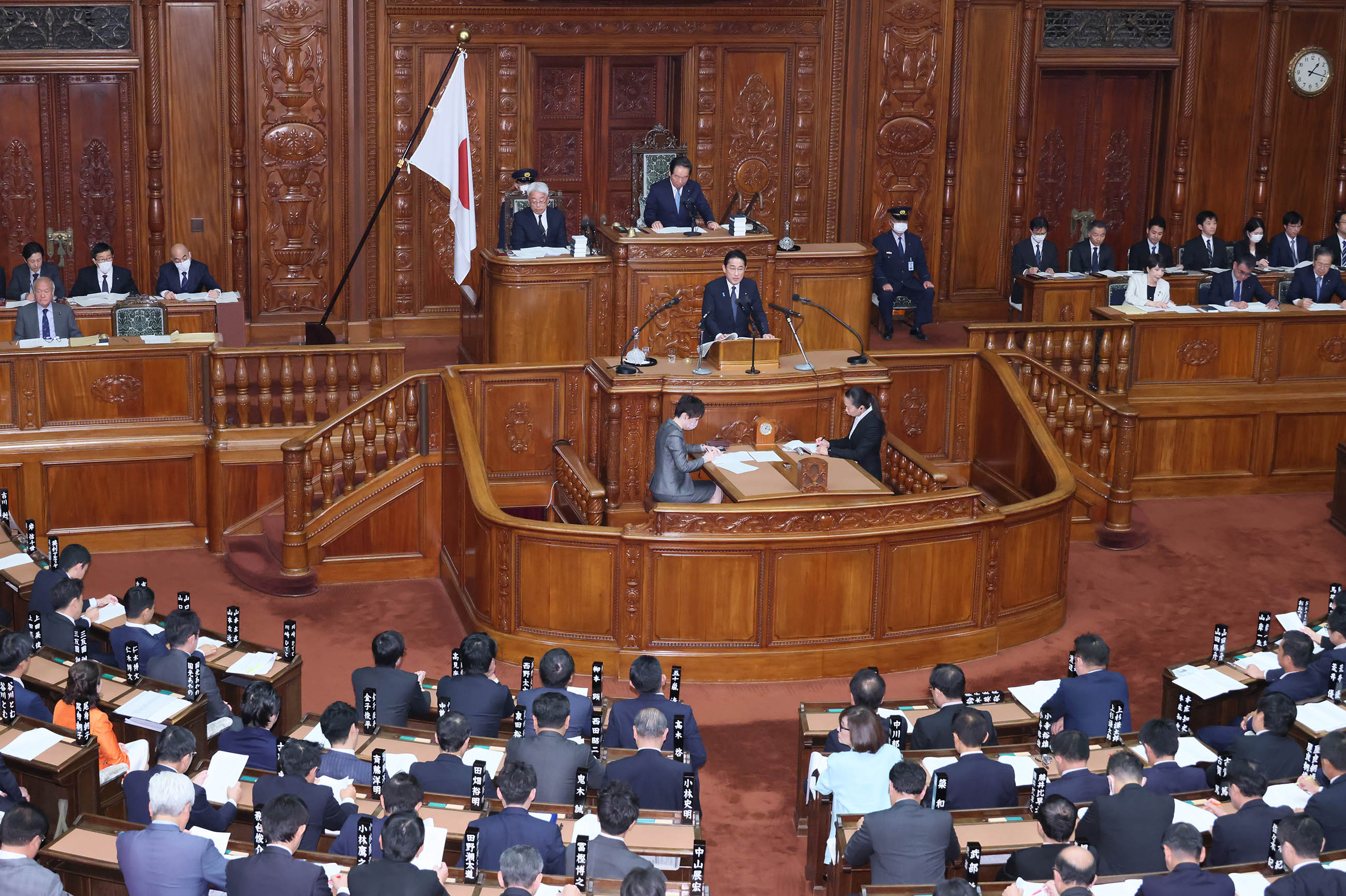 衆議院本会議で所信表明演説を行う岸田総理８