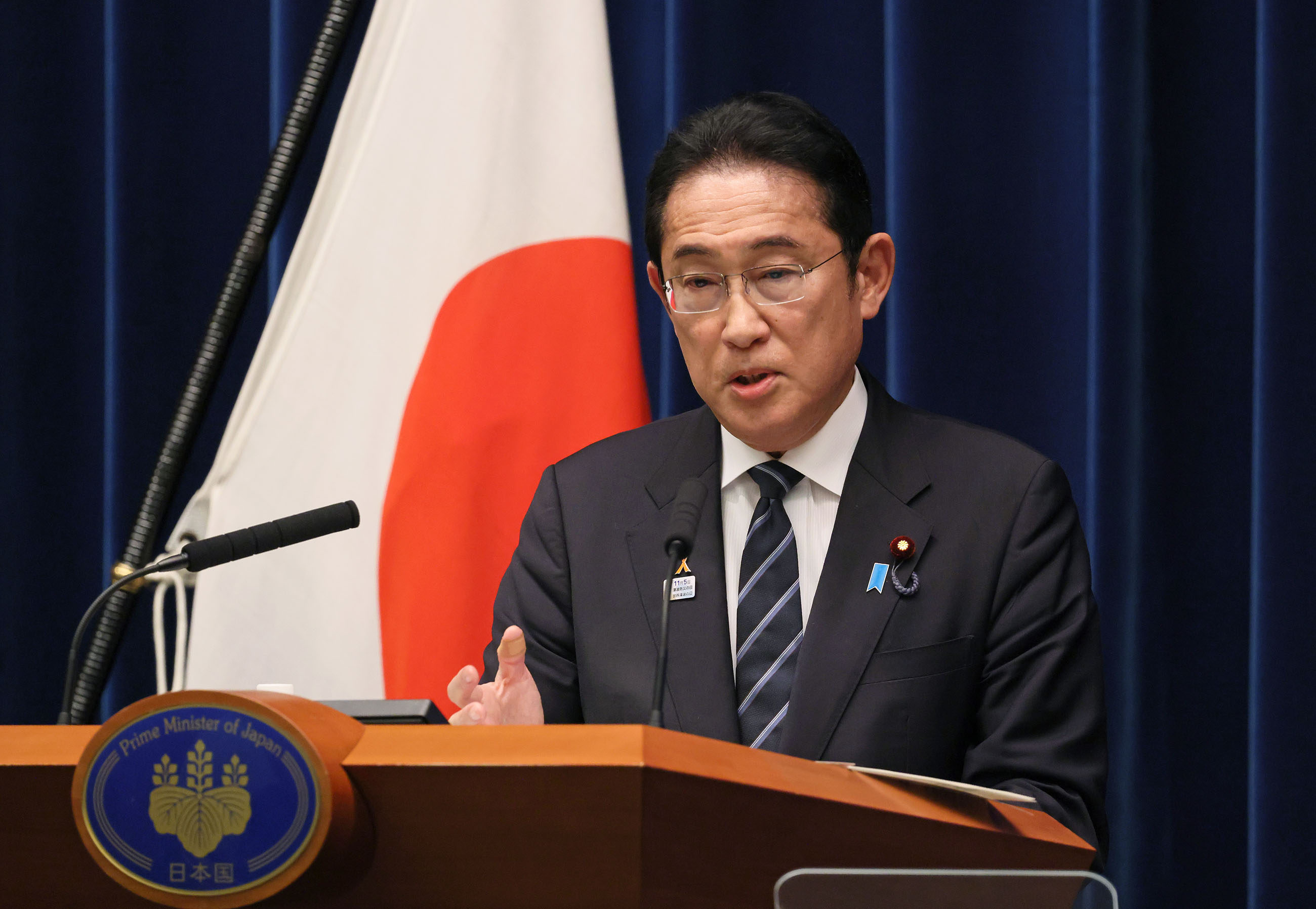 記者の質問に答える岸田総理１