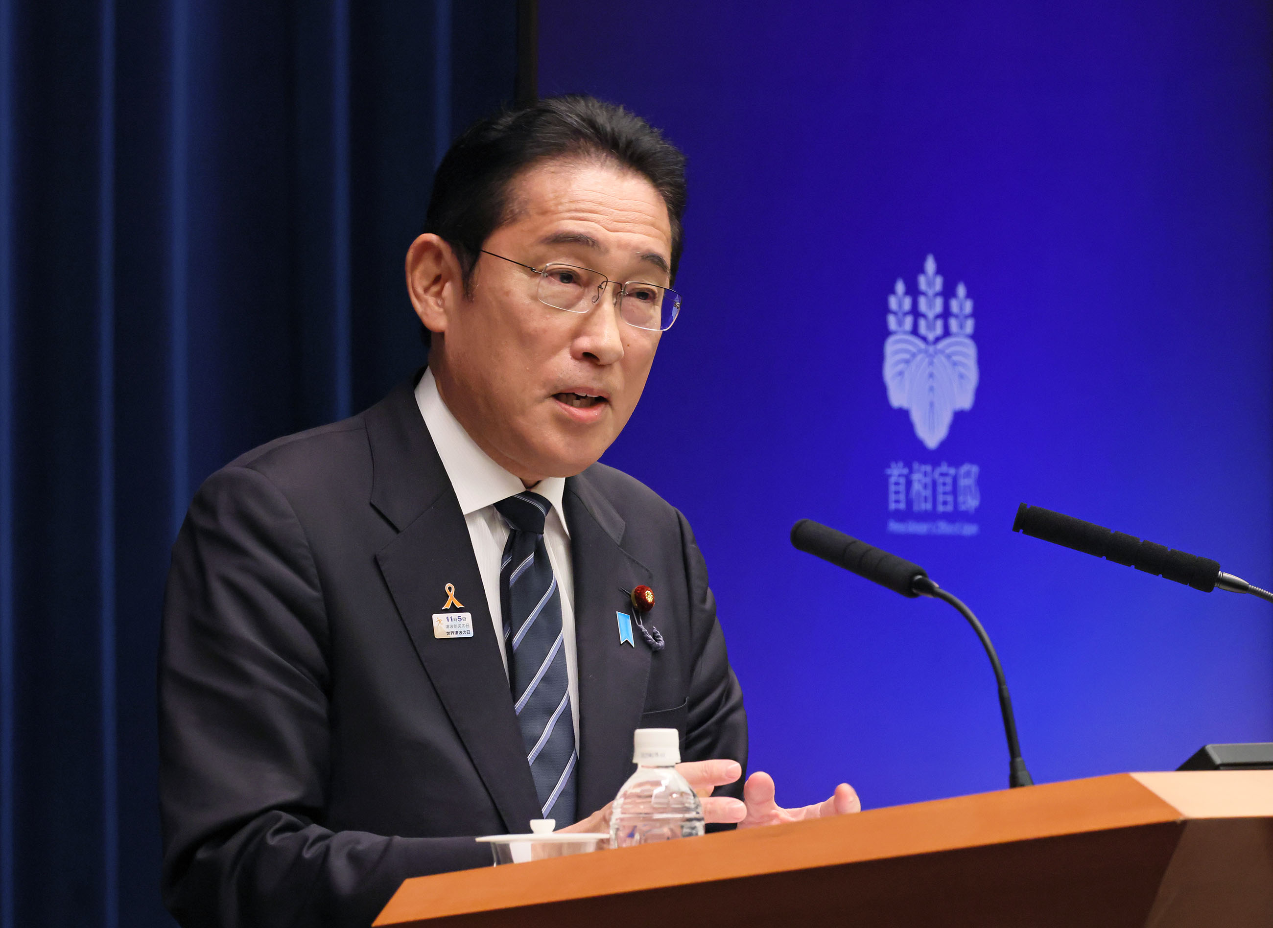 記者の質問に答える岸田総理３