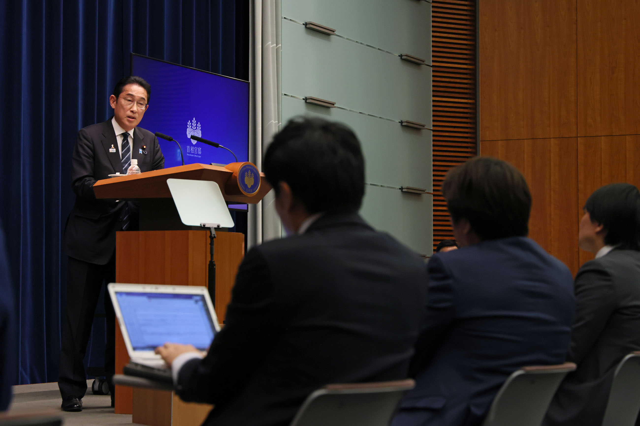 記者の質問に答える岸田総理４