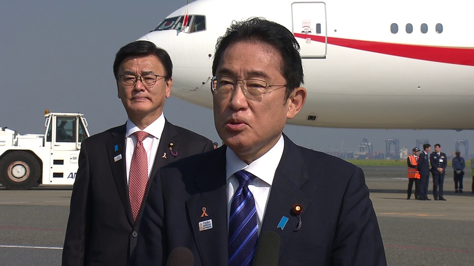記者の質問に答える岸田総理