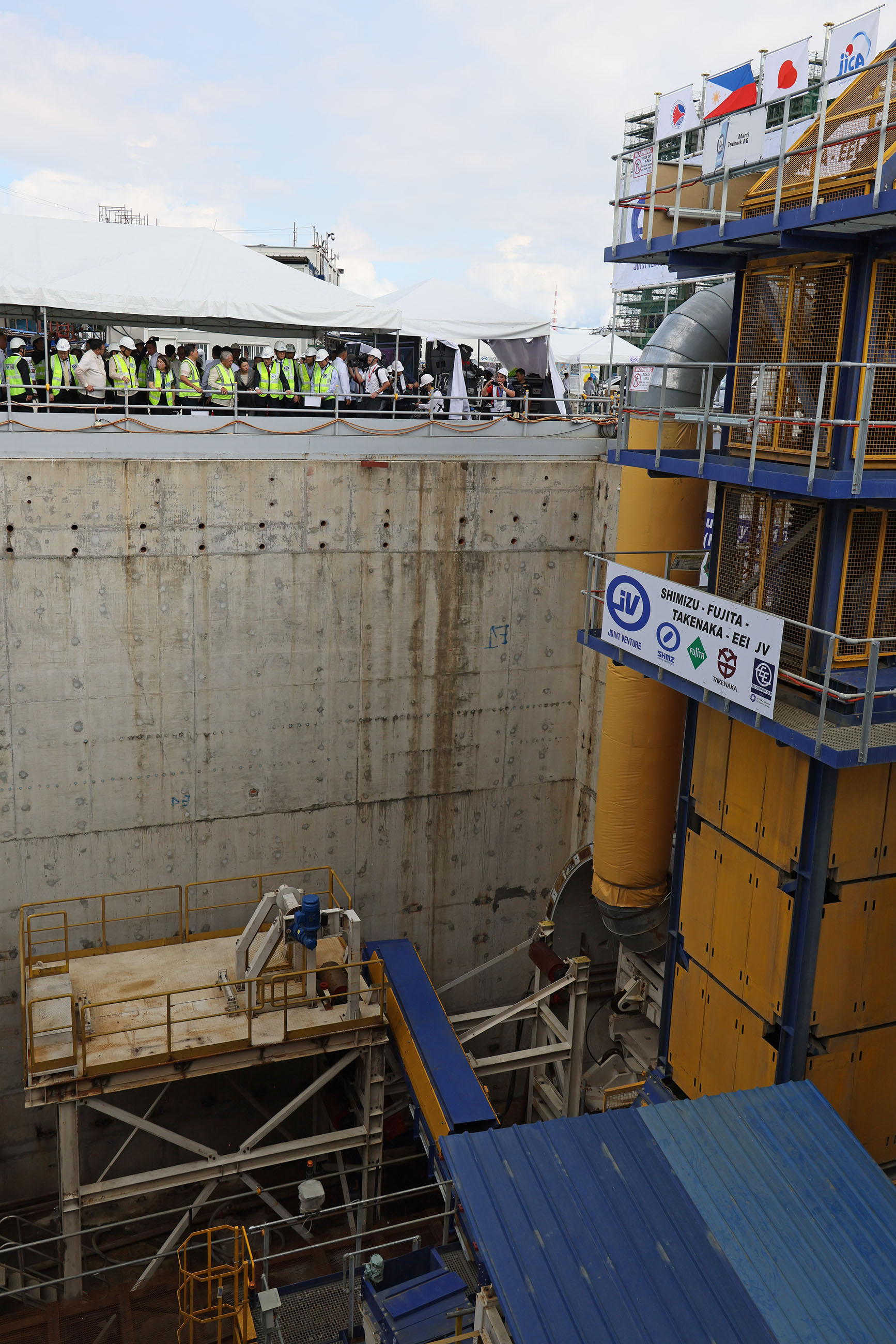 マニラ地下鉄建設現場を視察する岸田総理４