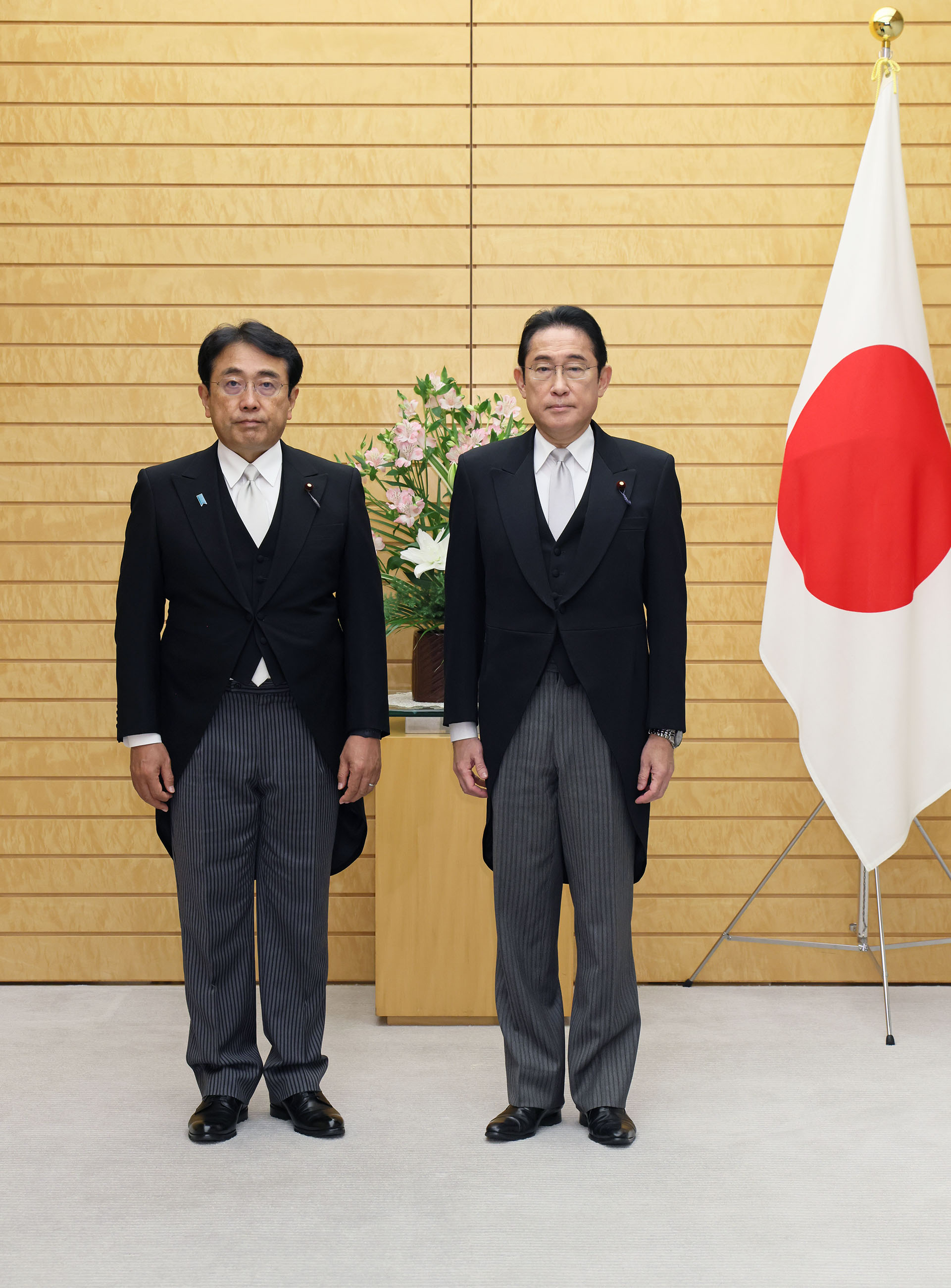 赤澤財務副大臣と写真撮影に臨む岸田総理２