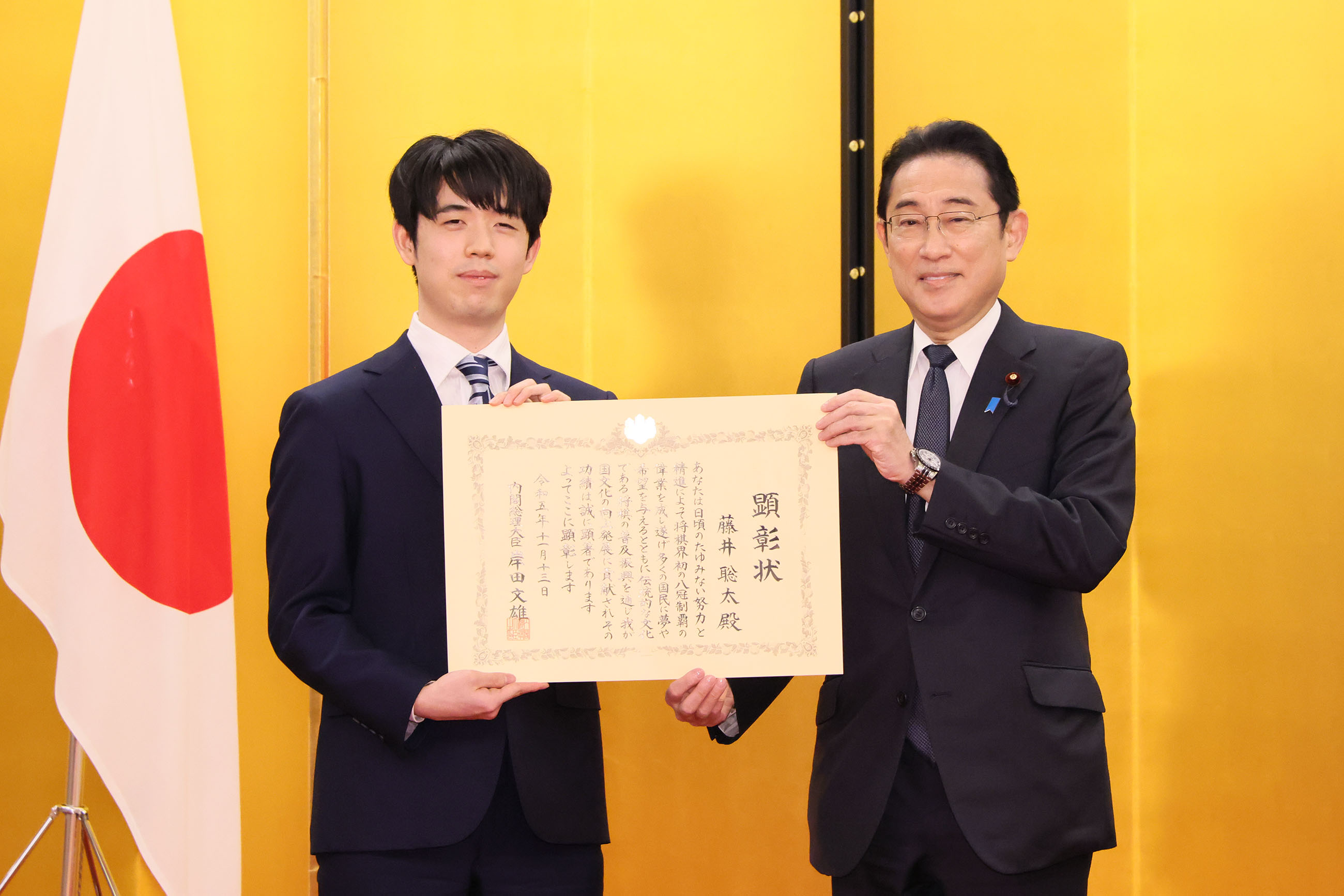 顕彰状を授与する岸田総理１