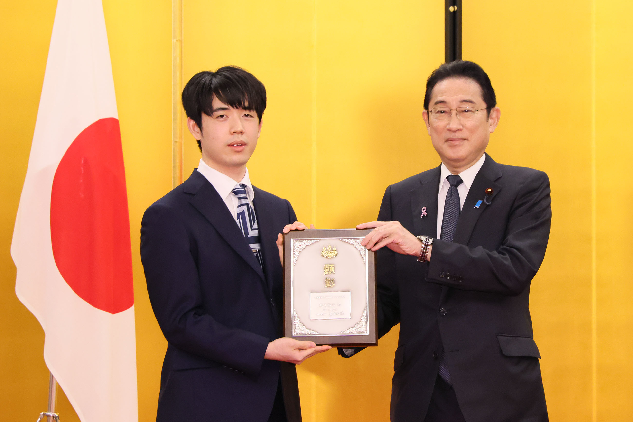盾を授与する岸田総理１
