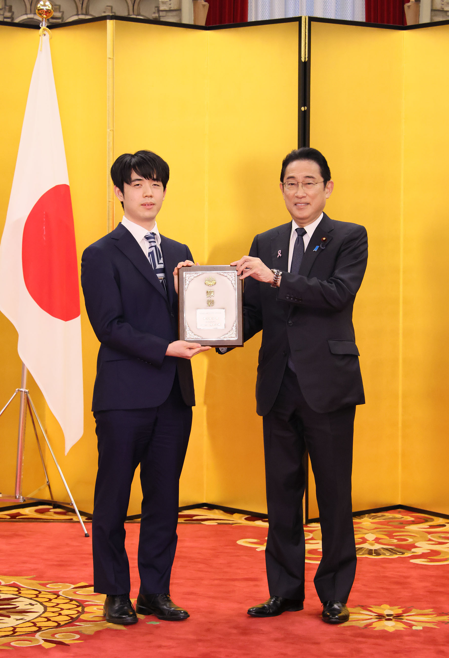 盾を授与する岸田総理２
