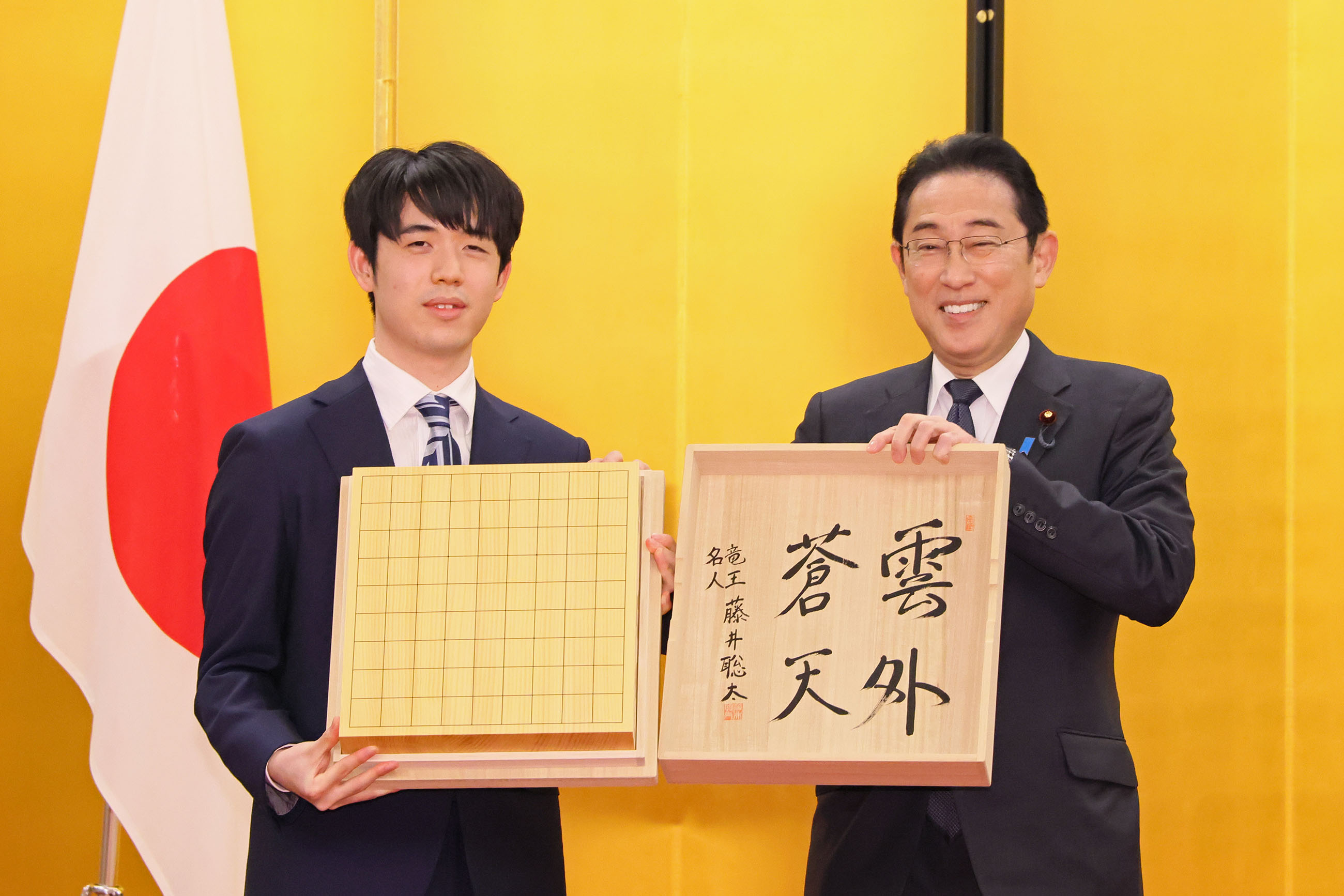 返礼品を受け取る岸田総理２