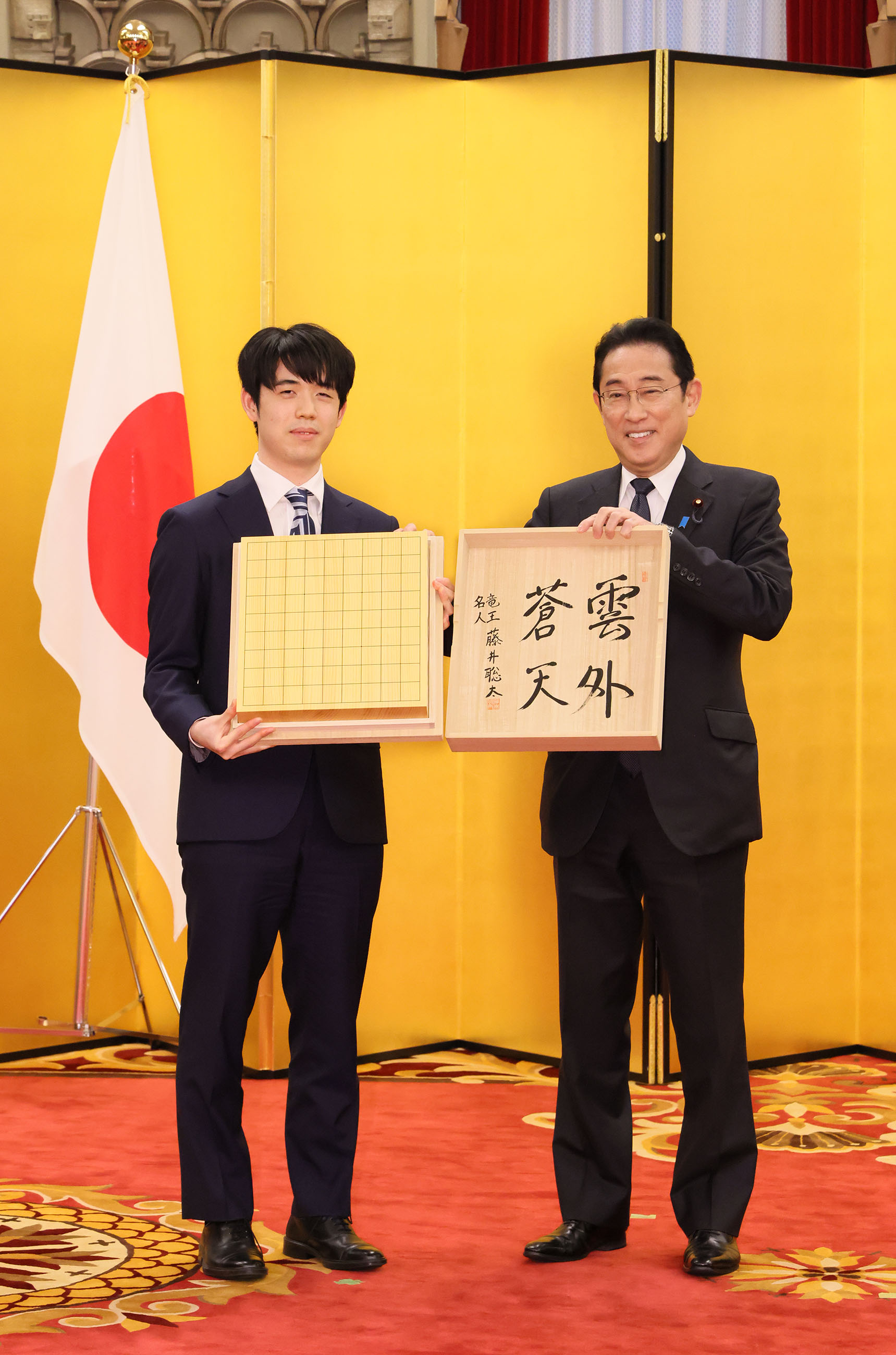 返礼品を受け取る岸田総理３
