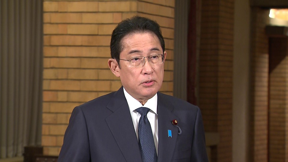 記者の質問に答える岸田総理