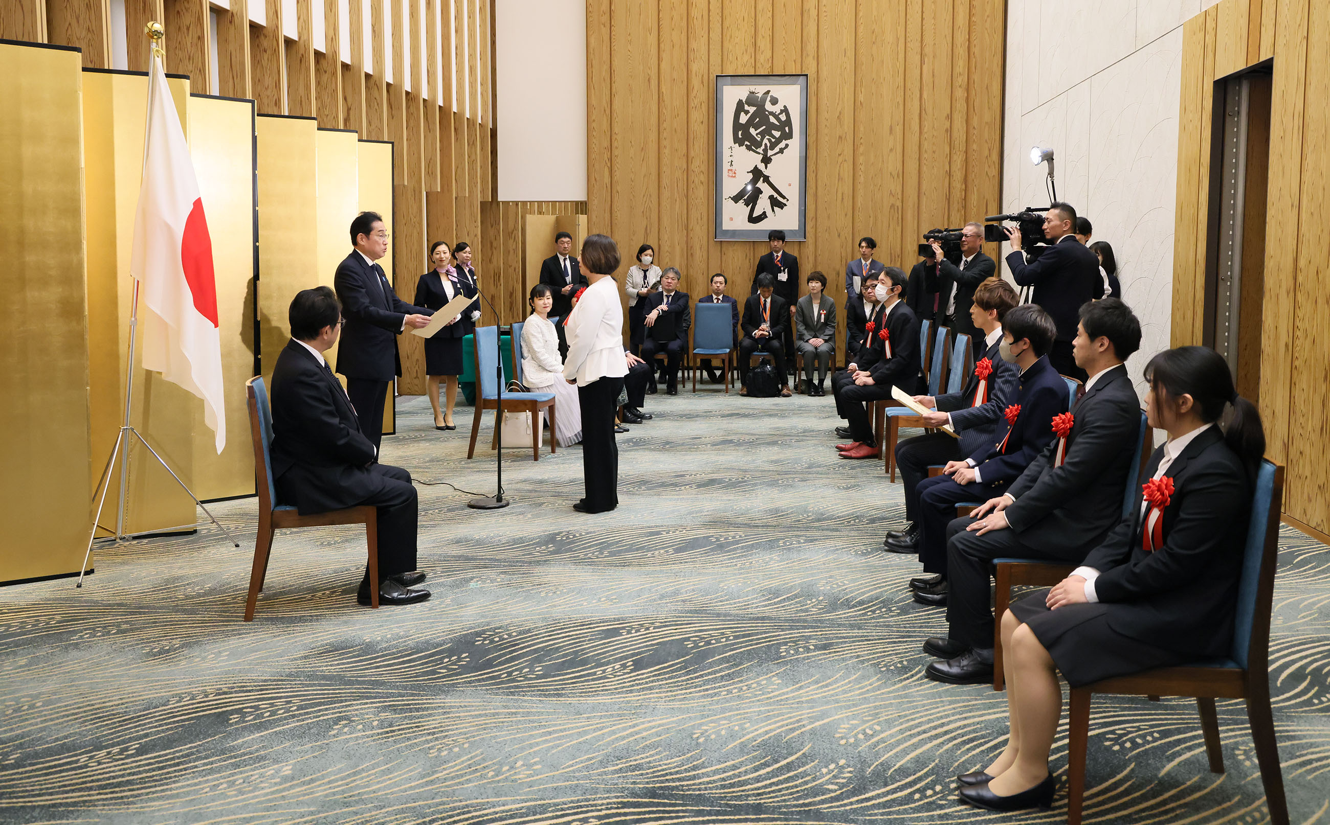 表彰状を授与する岸田総理３