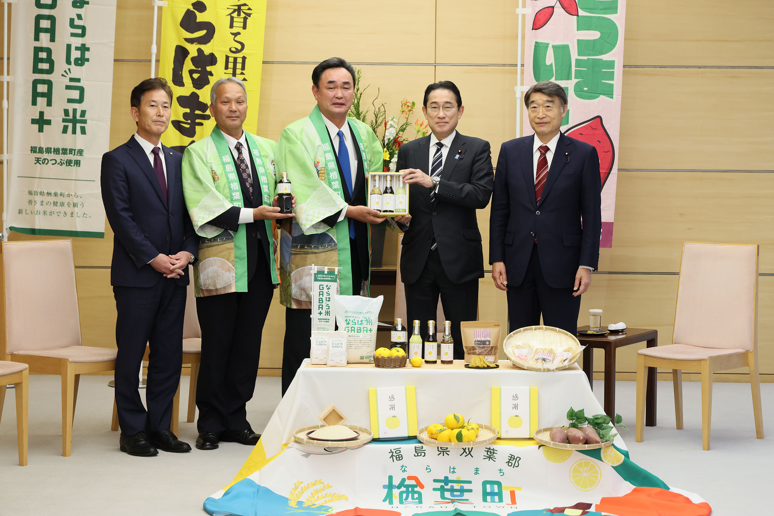福島県楢葉町長等による６次産業化商品贈呈