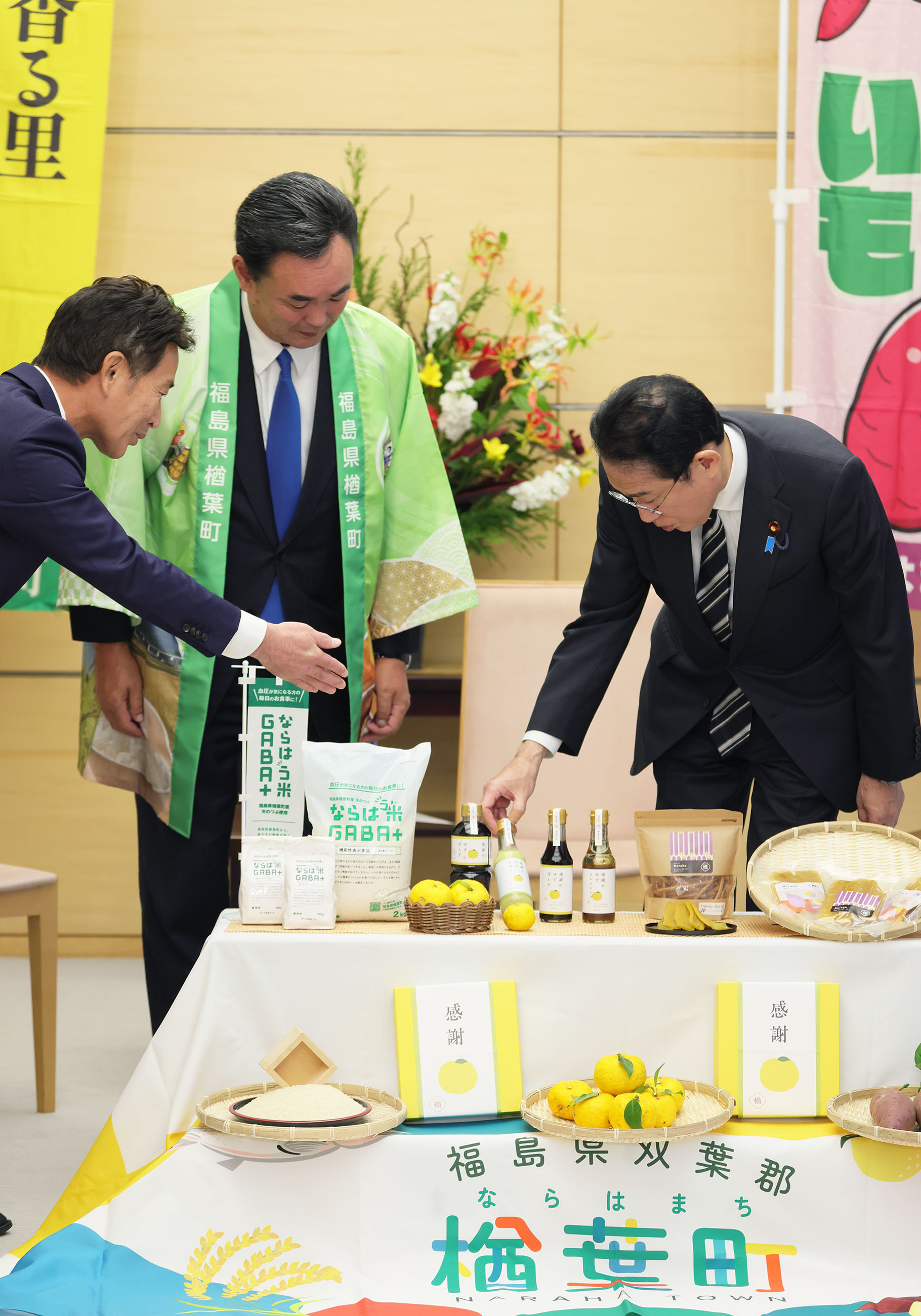 贈呈を受ける岸田総理２