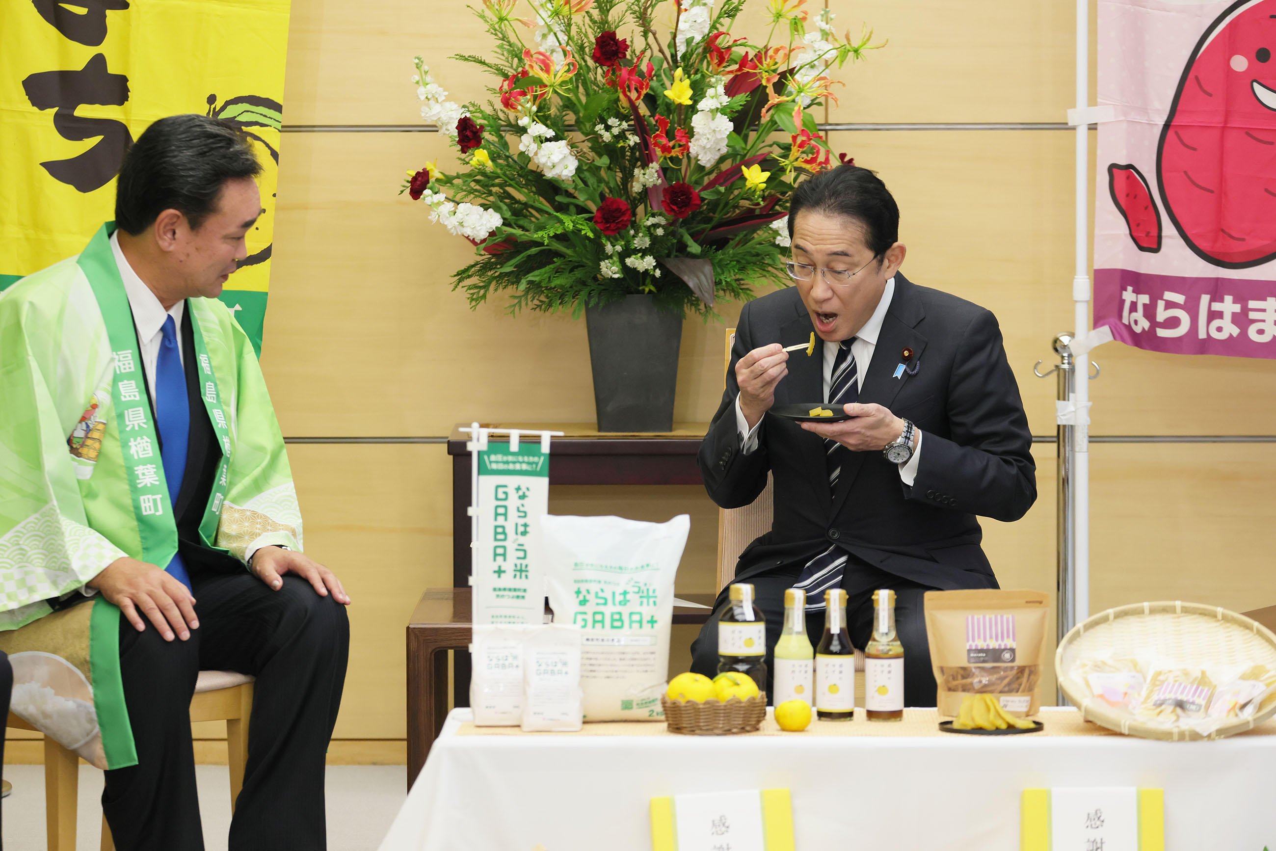 贈呈を受ける岸田総理３