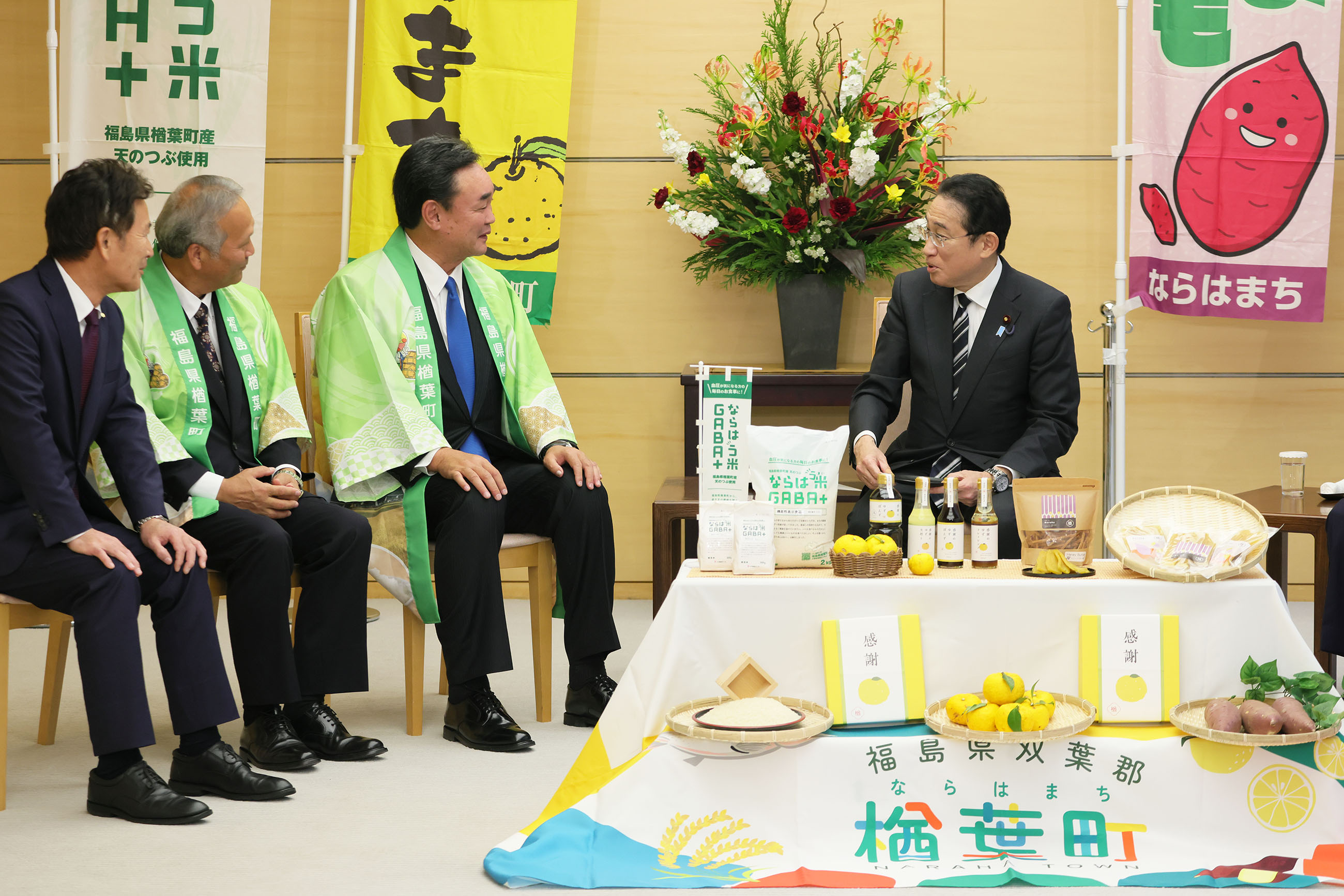 贈呈を受ける岸田総理４