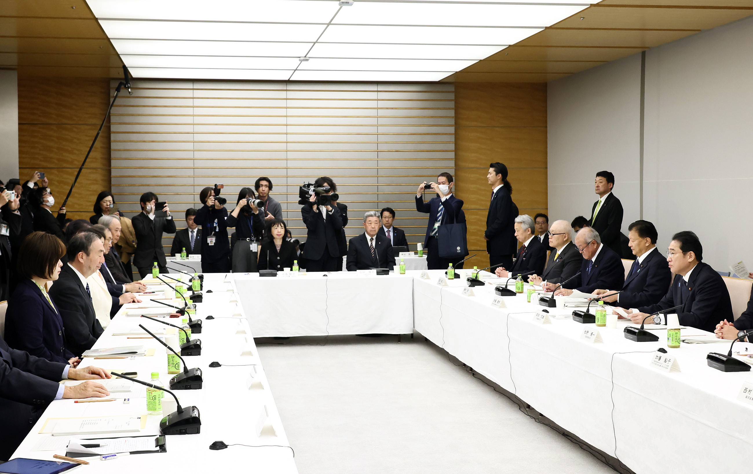 会議のまとめを行う岸田総理２