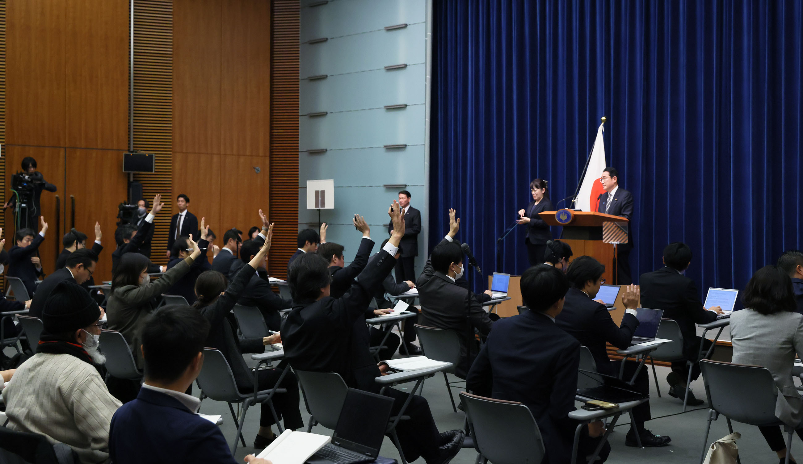 記者の質問に答える岸田総理１