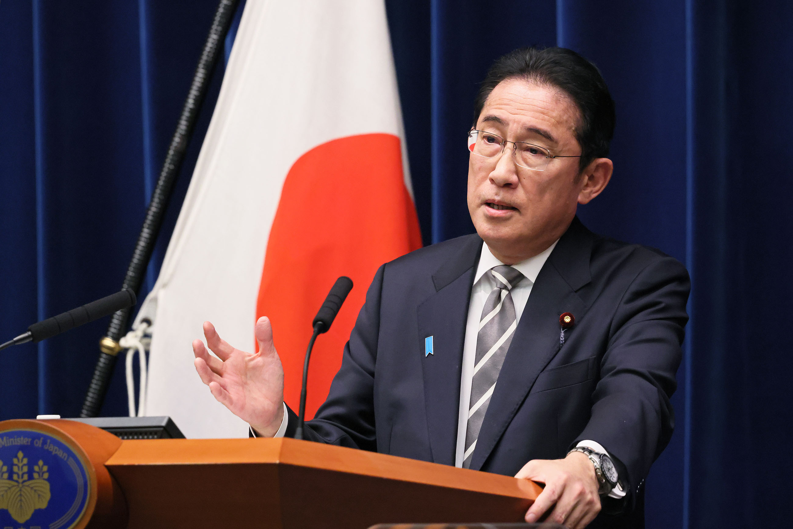 記者の質問に答える岸田総理４