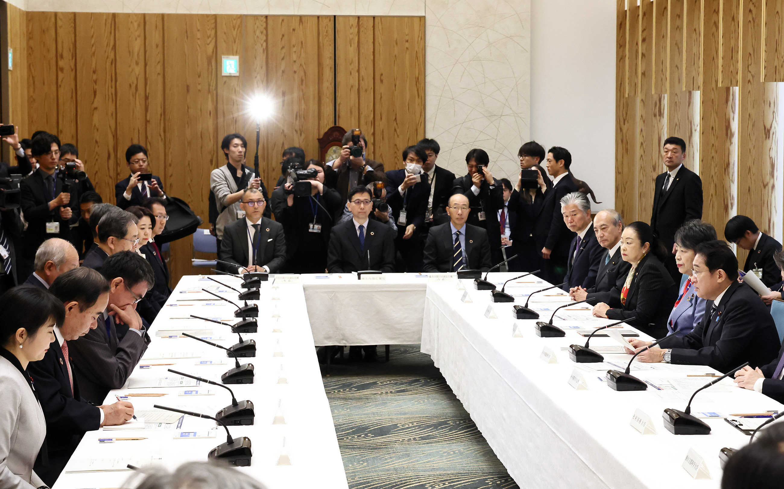 会議のまとめを行う岸田総理２