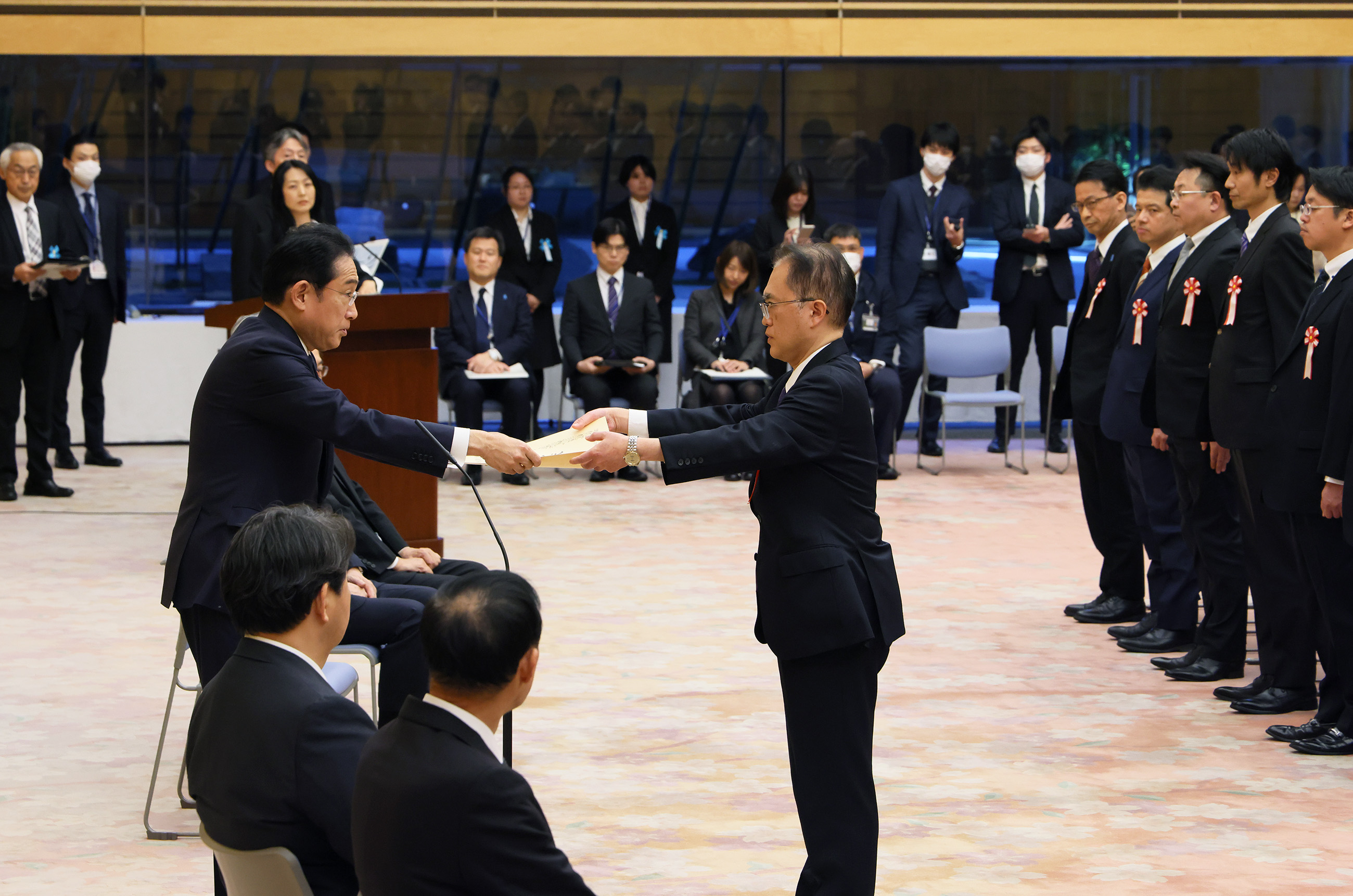 表彰状を授与する岸田総理１