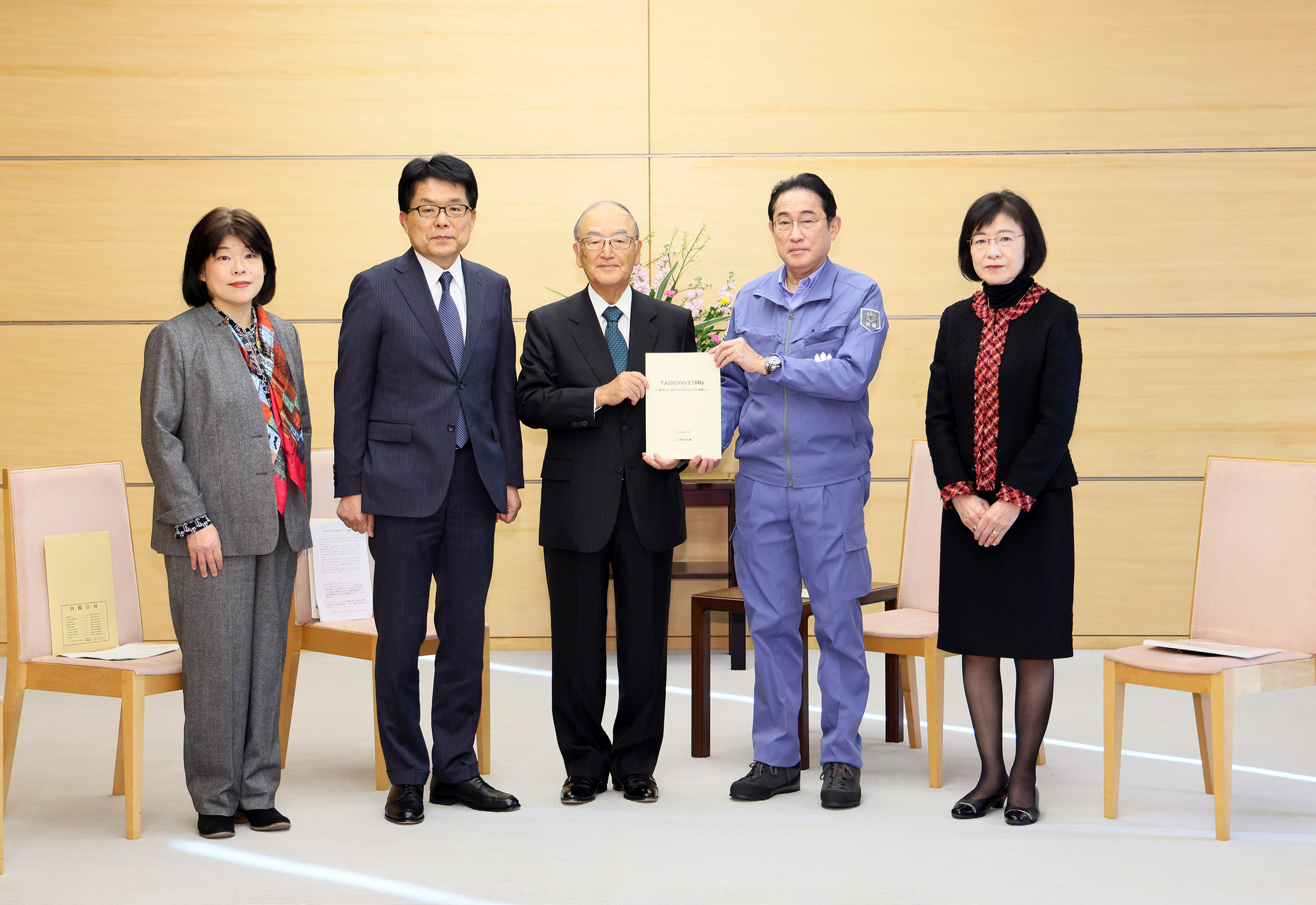 提言書を受け取る岸田総理１
