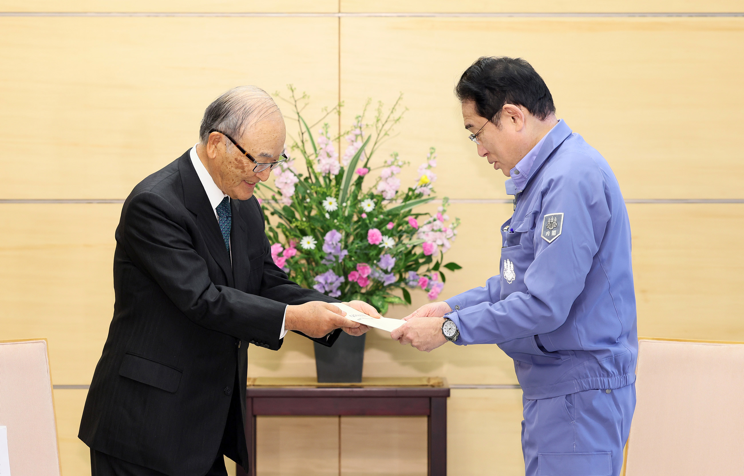 提言書を受け取る岸田総理２