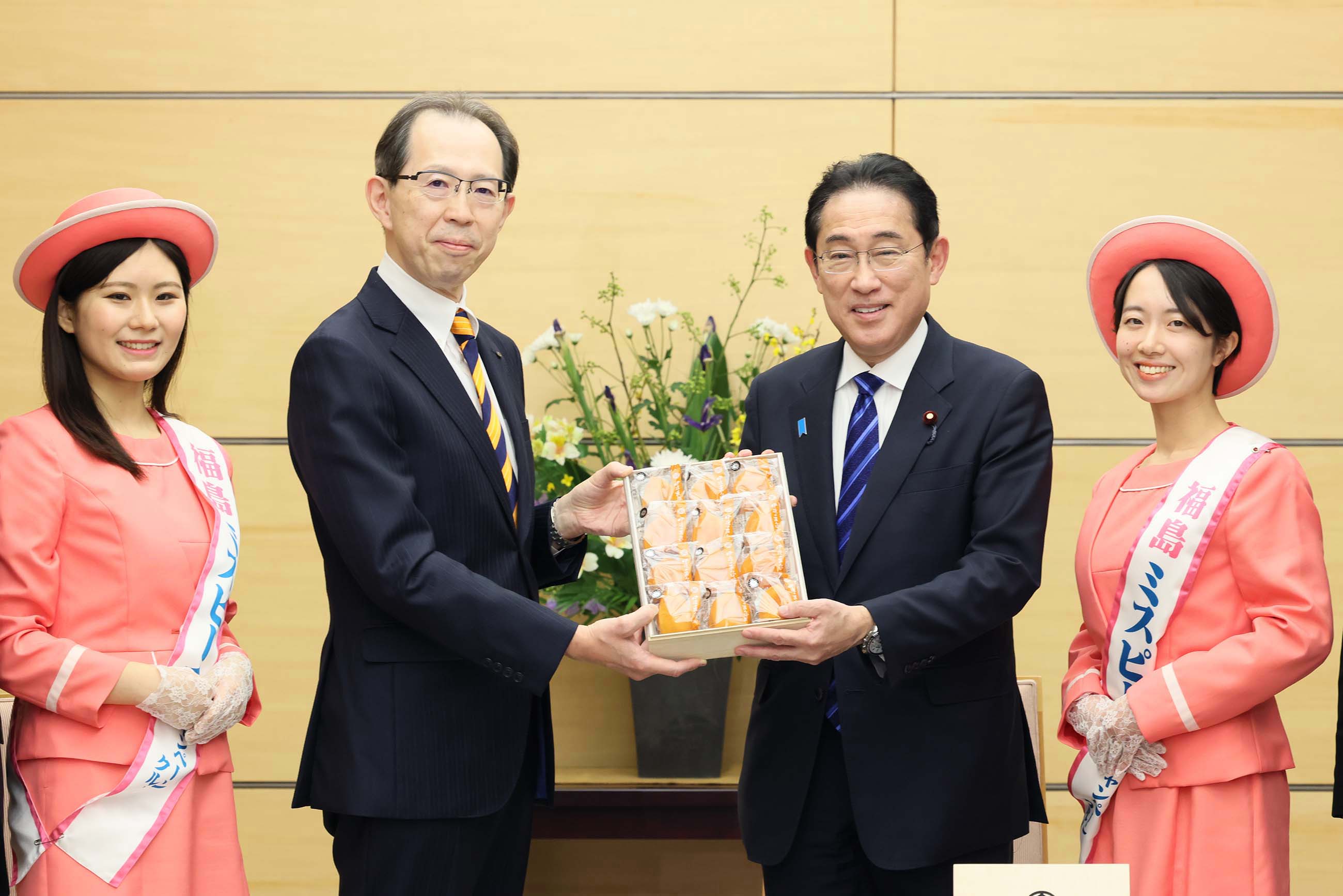 贈呈を受ける岸田総理２