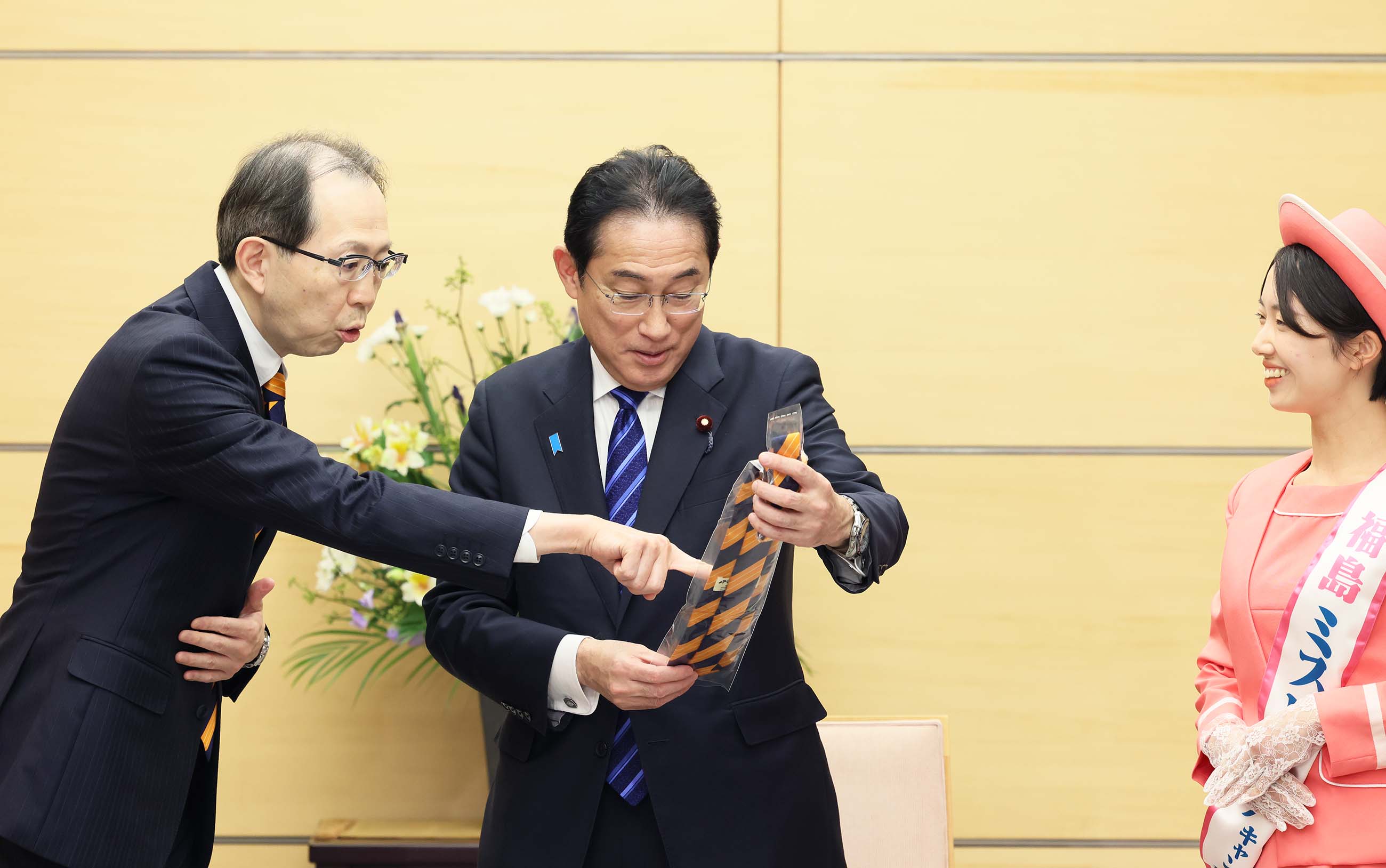 贈呈を受ける岸田総理３