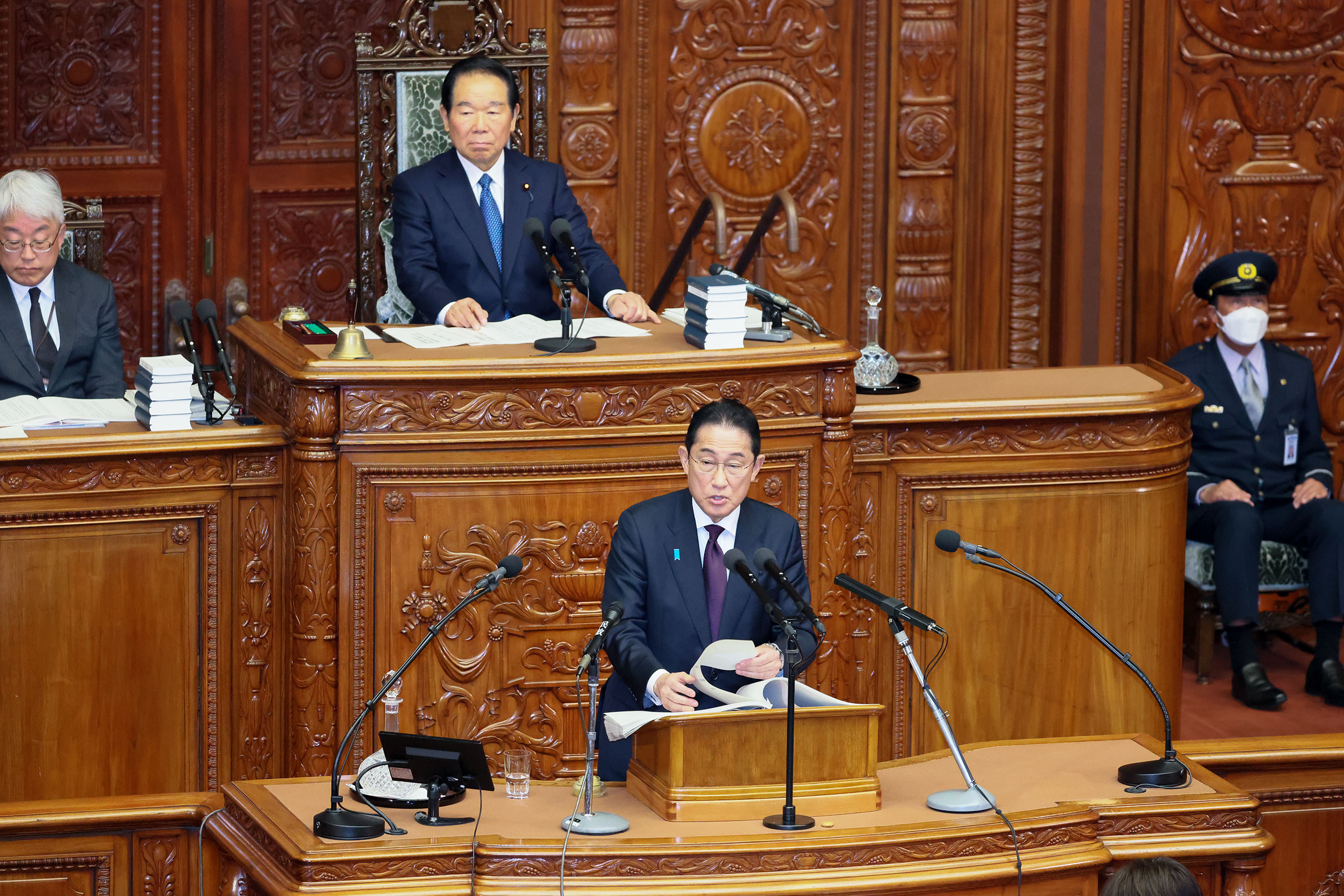 衆議院本会議で施政方針演説を行う岸田総理６