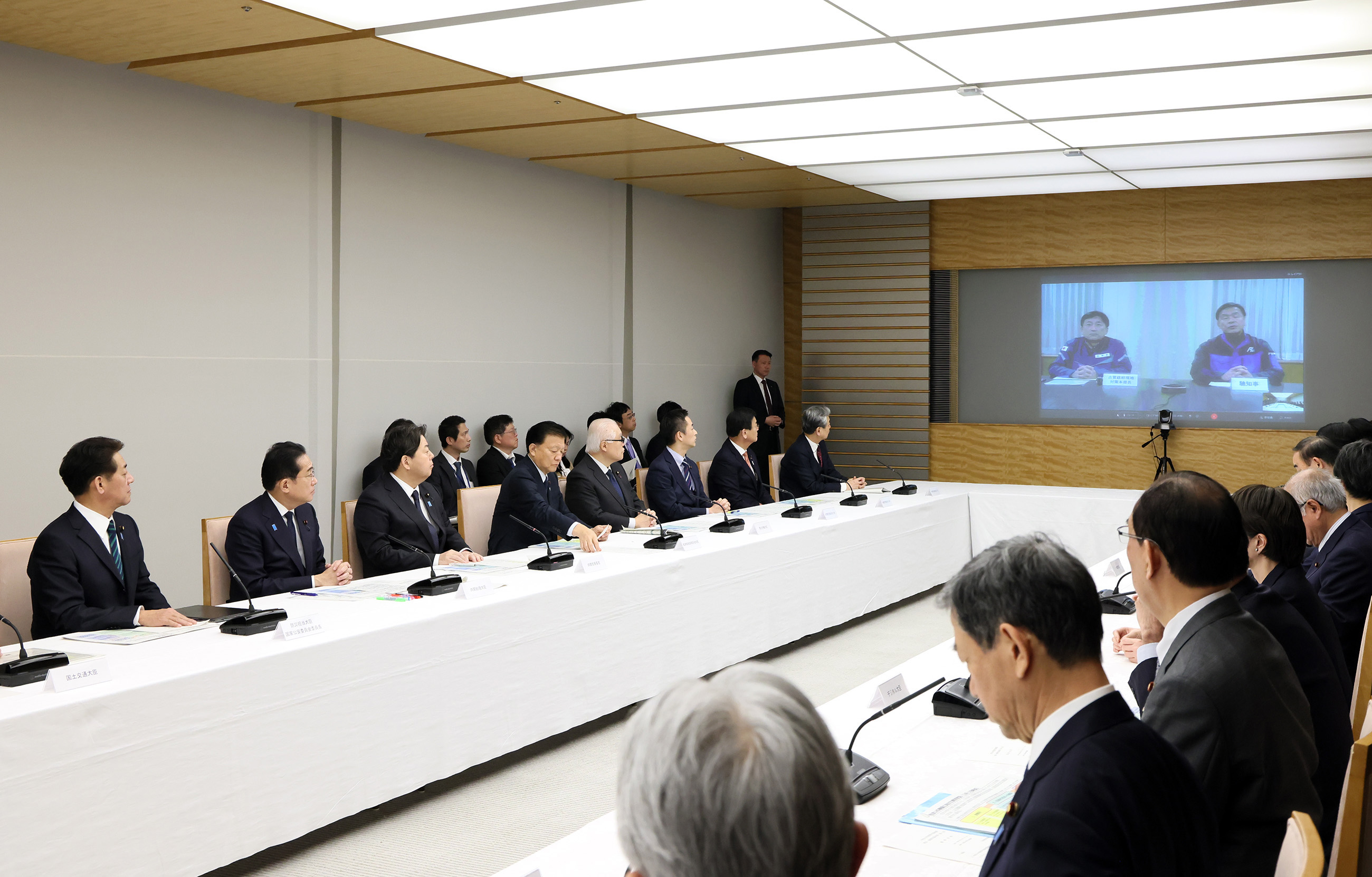 発言を聞く岸田総理２