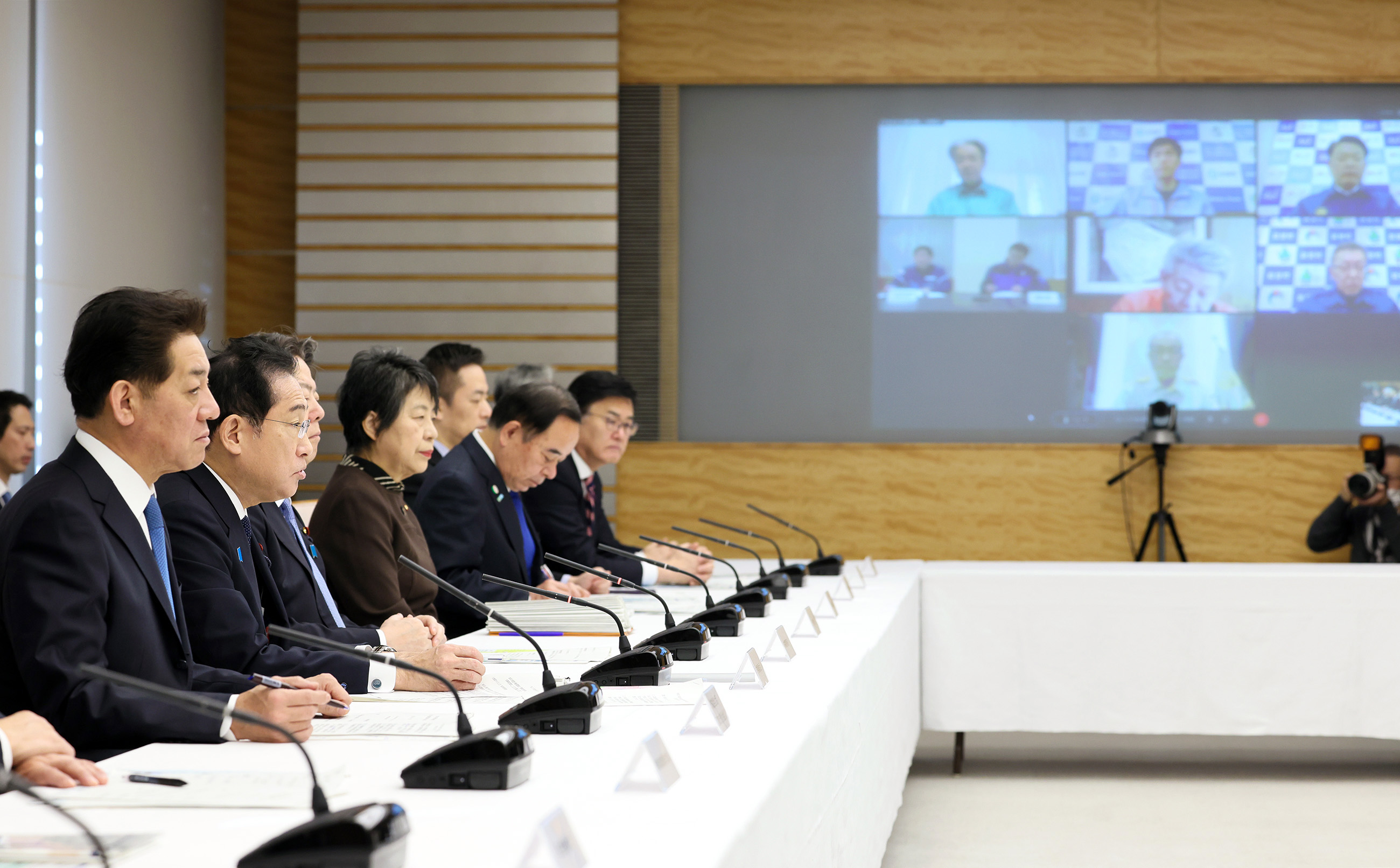 発言する岸田総理３