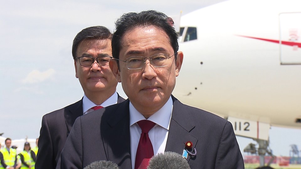 記者の質問に答える岸田総理