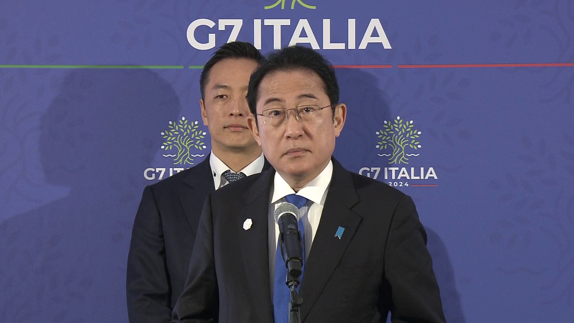 記者の質問に答える岸田総理