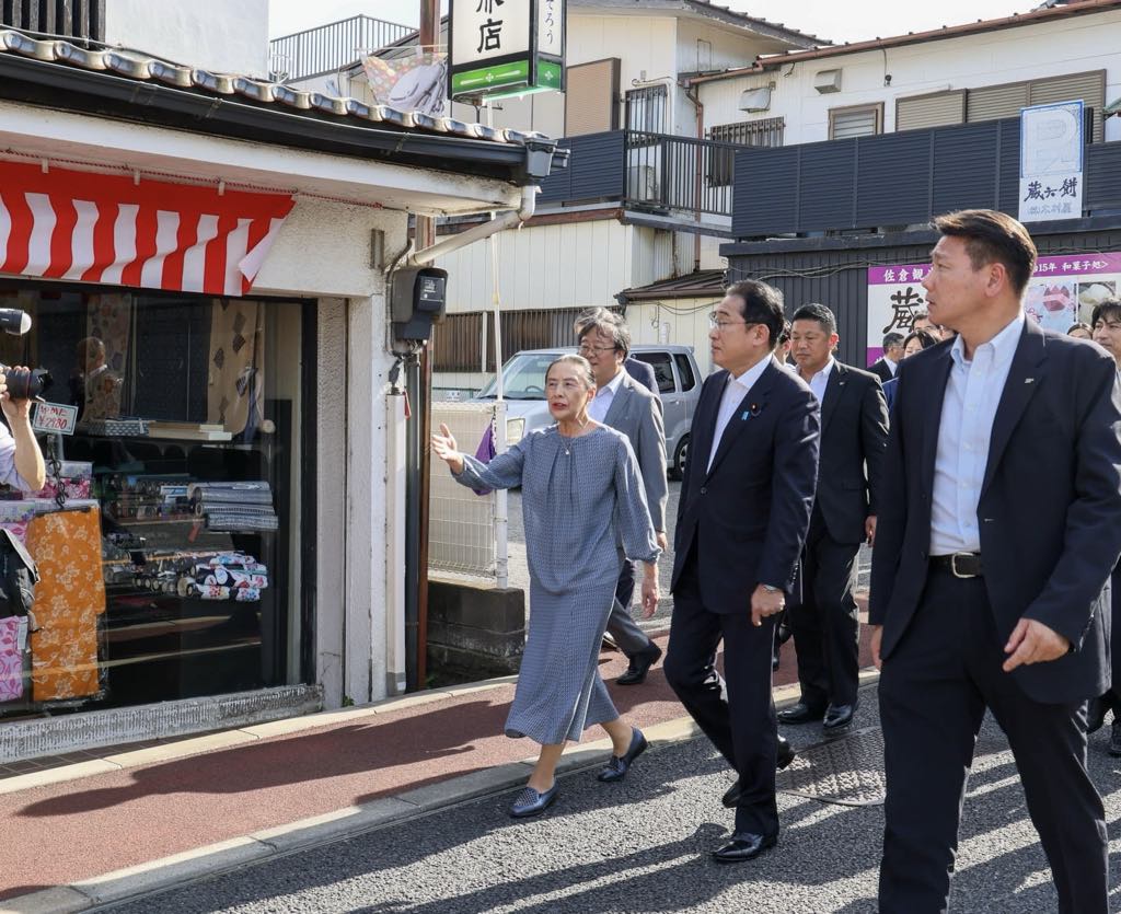 佐倉城下町商店会を視察する岸田総理３