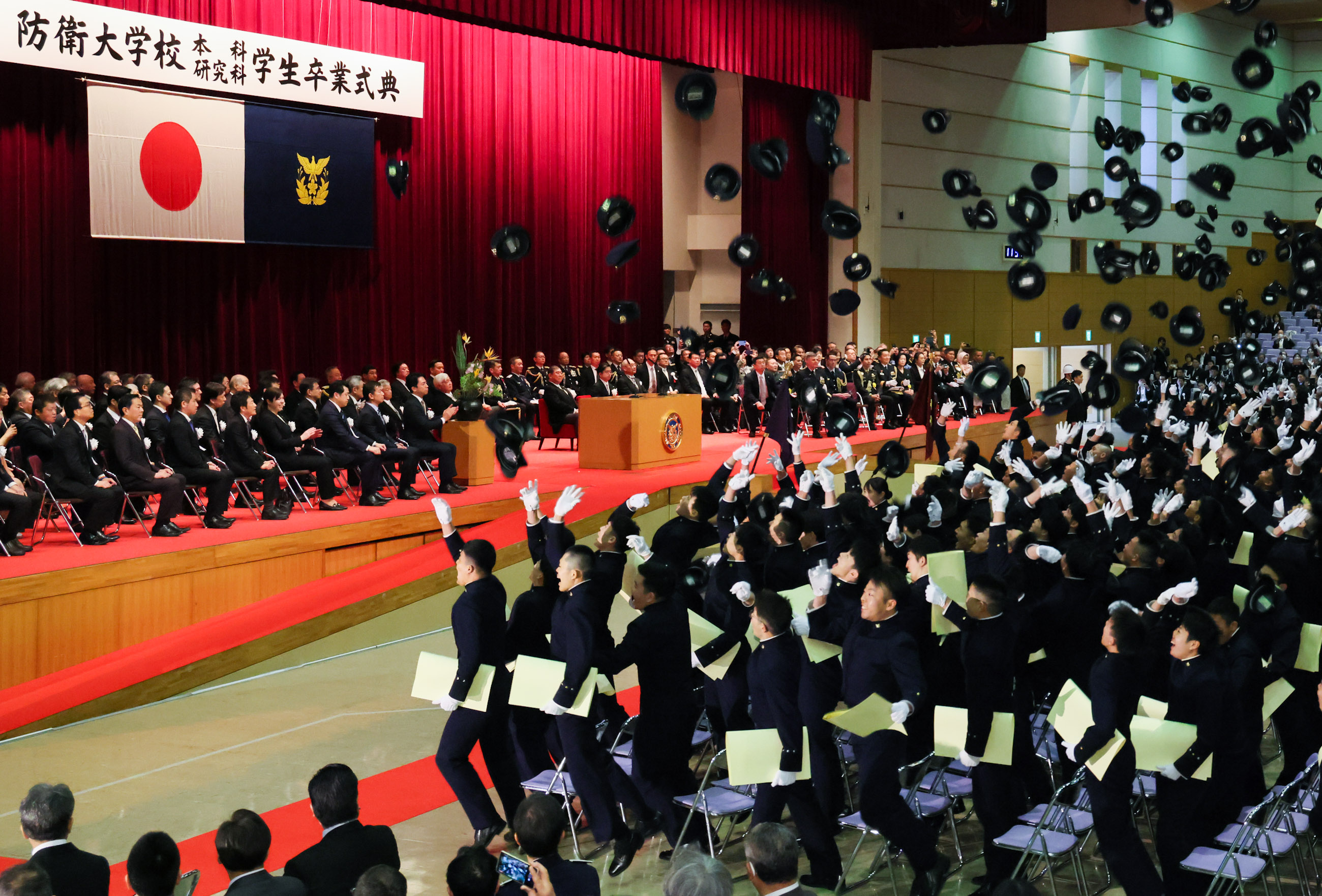 卒業生を見送る石破総理