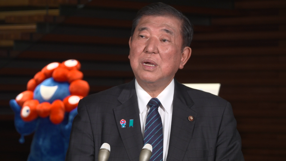 記者の質問に答える石破総理