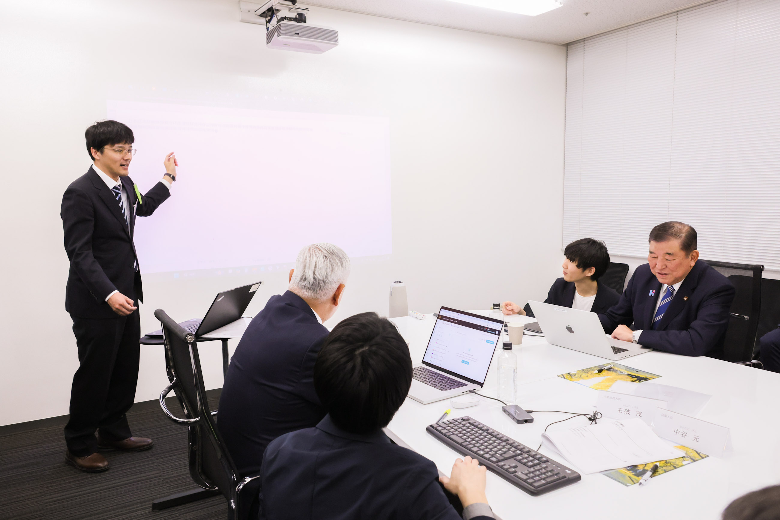 生成ＡＩ集中講座を受講する石破総理５