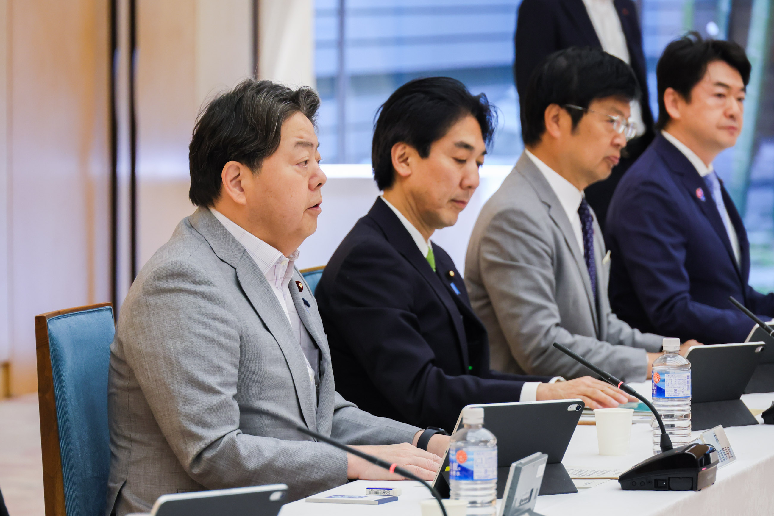 会議のまとめを行う林官房長官６